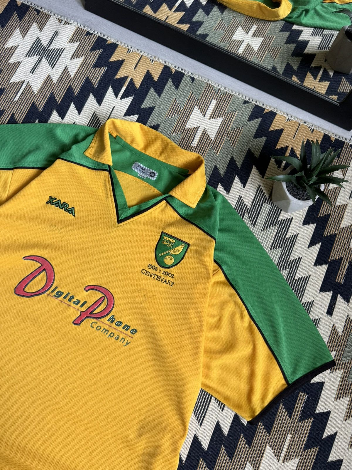 Vintage Vintage Norwich City 2001-02 Soccer Jersey with signatures Size US XL / EU 56 / 4 - 5 Thumbnail