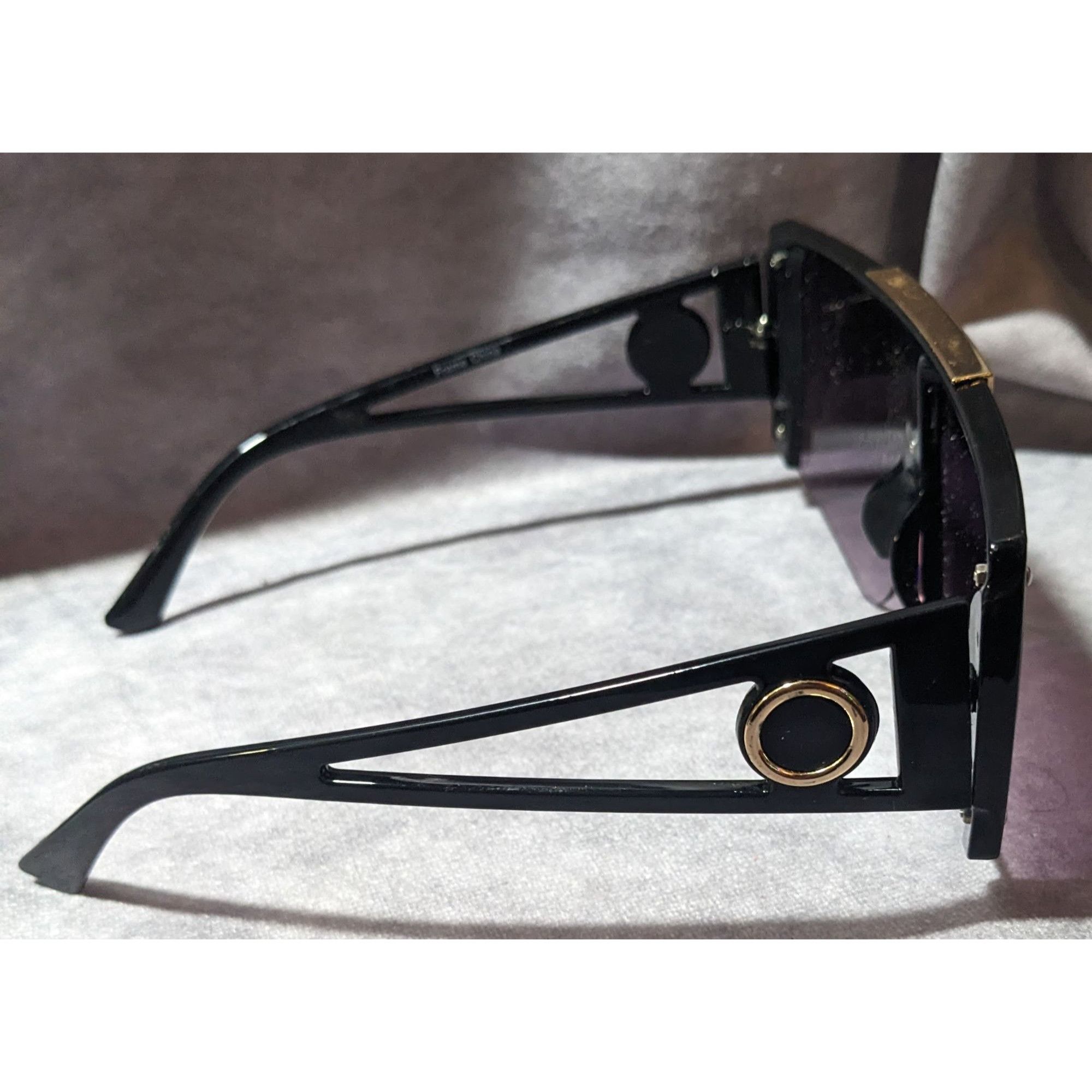 Other Black And Gold Chunky Futuristic Shield Lens Sunglasses Size ONE SIZE - 2 Thumbnail