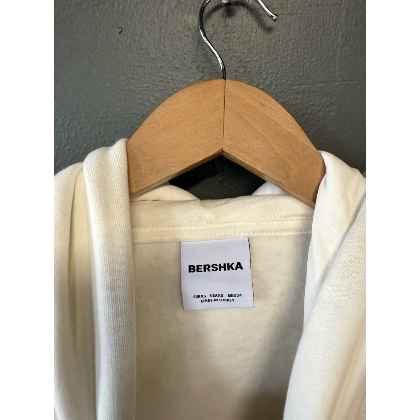 Bershka VINTAGE Bershka Womens White Tender Heart Graphic Pullover Hoodie XS Adult? Size XS / US 0-2 / IT 36-38 - 3 Thumbnail