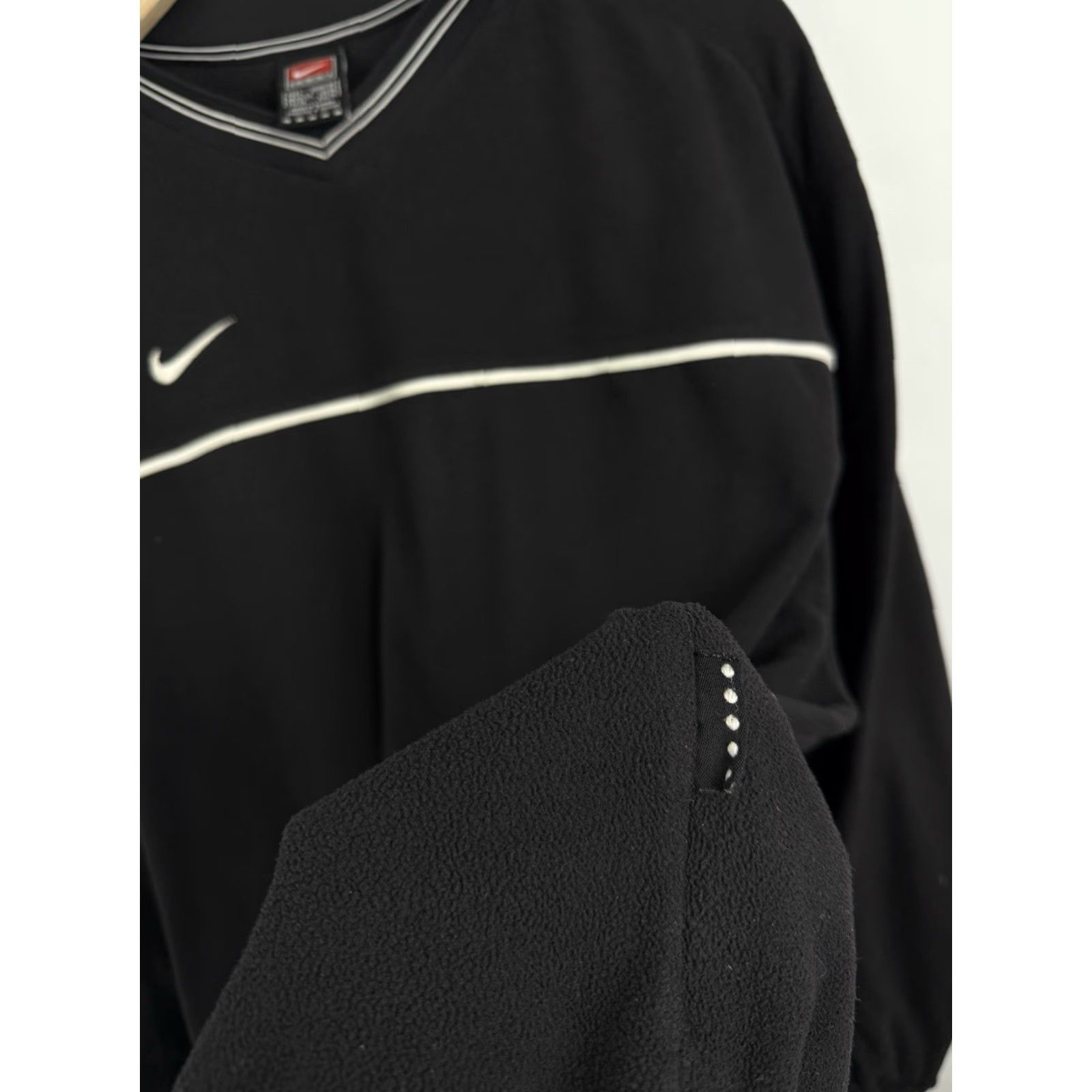 Nike VINTAGE Nike Team Fleece Sweatshirt Black L Mens 90s Retro Rare Defect Sleeve Size US L / EU 52-54 / 3 - 6 Thumbnail