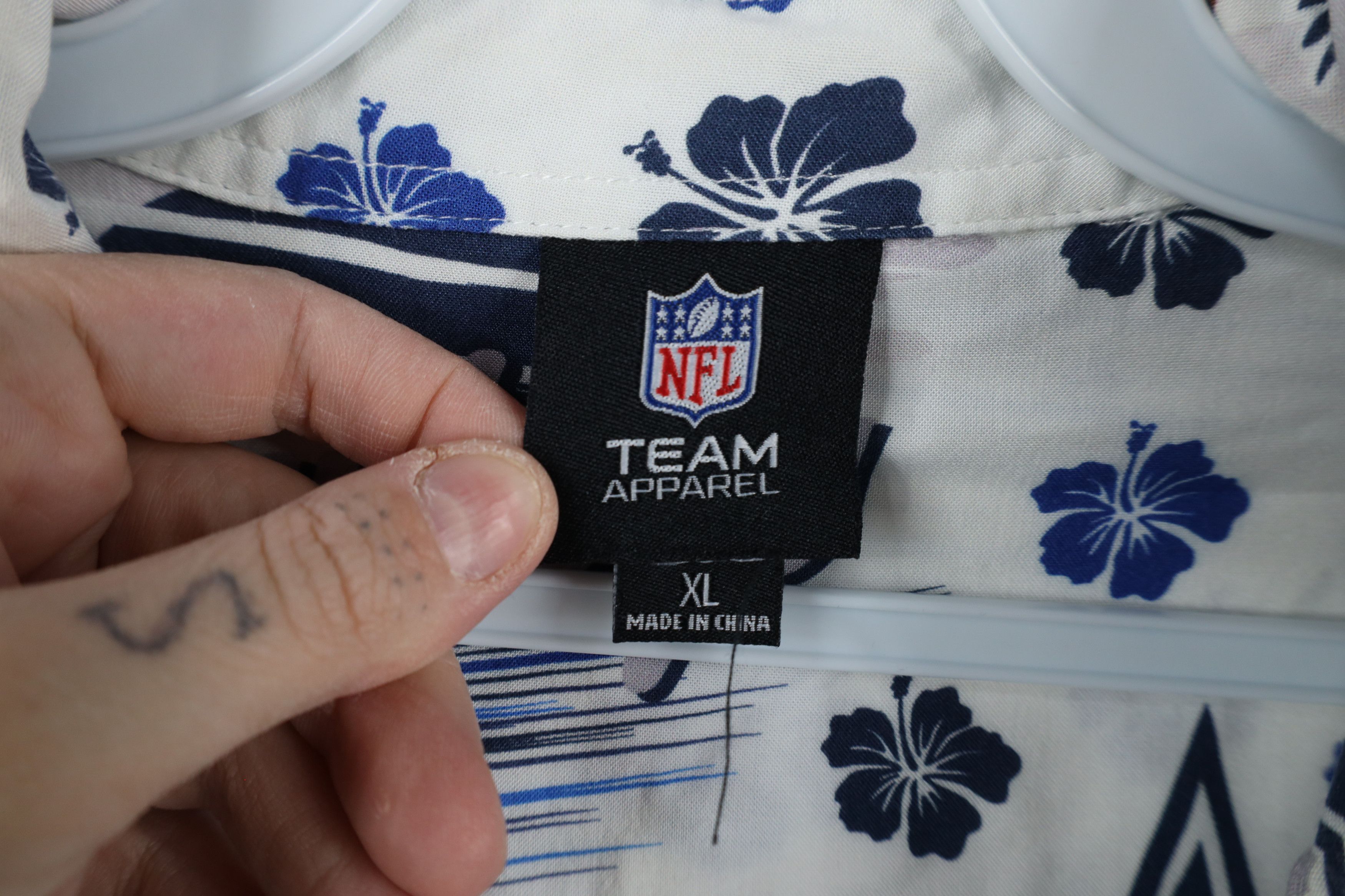 Vintage Vintage NFL All Over Print Cowboys Hawaiian Button Shirt Size US XL / EU 56 / 4 - 6 Thumbnail