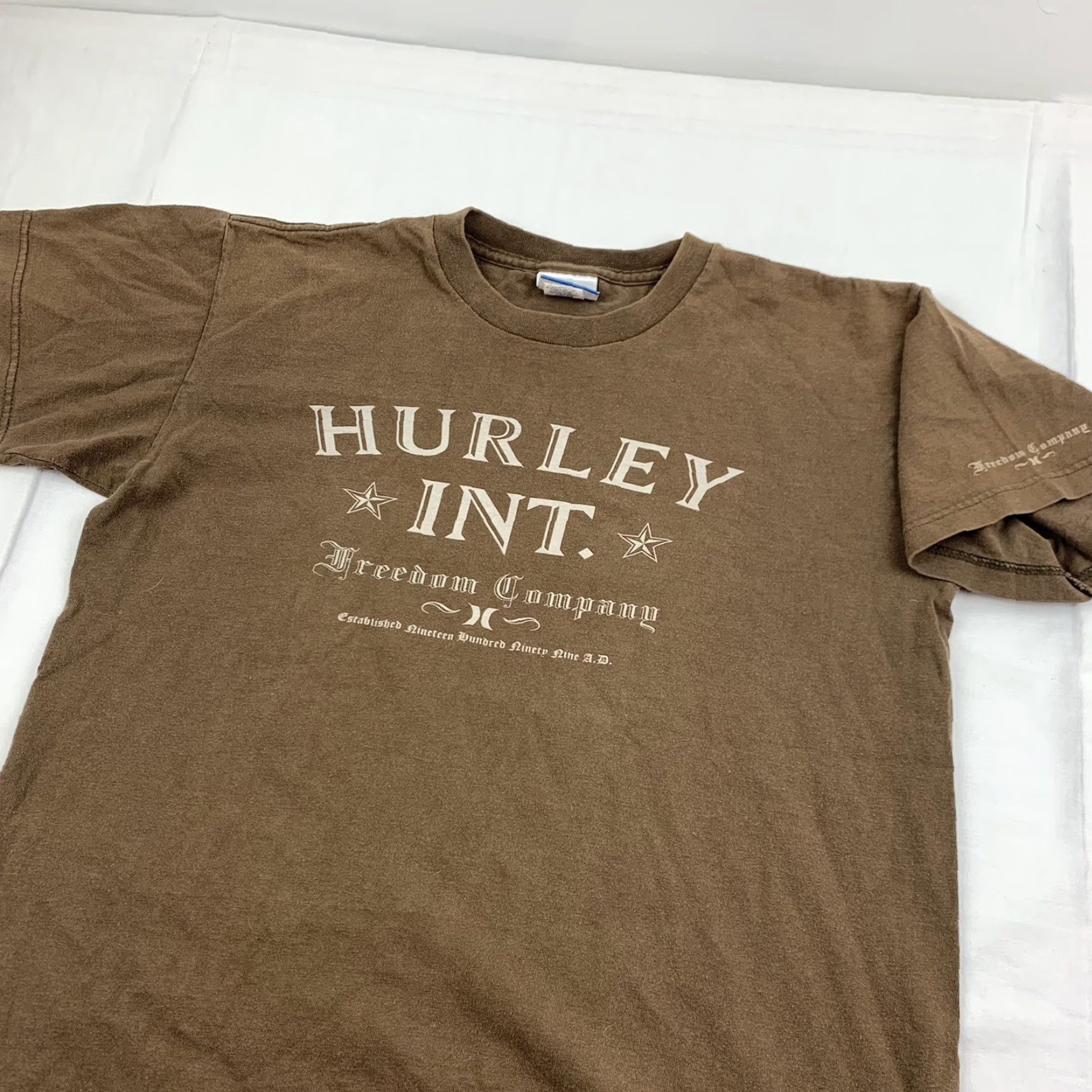 Hurley VINTAGE Hurley T Shirt Adult Medium Brown Surfing Beach 90s Mens M Brown Hurley Shirt Men Classic Crew Neck/Short Sleeve 100% Cotton (if applicable) Size US M / EU 48-50 / 2 - 2 Thumbnail