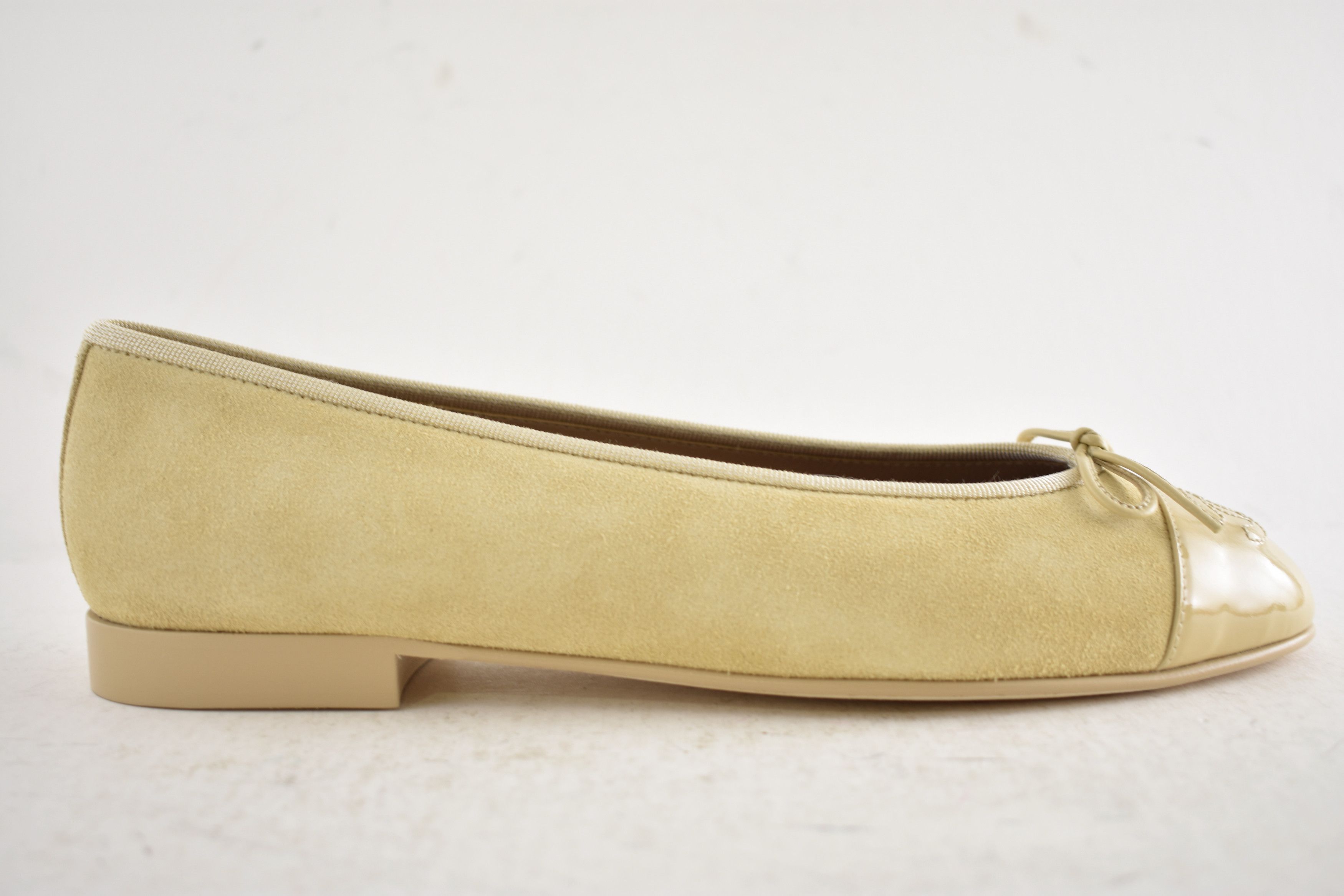 Chanel 26A Suede Patent CC Logo Bow Tie Ballet Ballerina Flat 38 Size US 8 / IT 38 - 2 Thumbnail