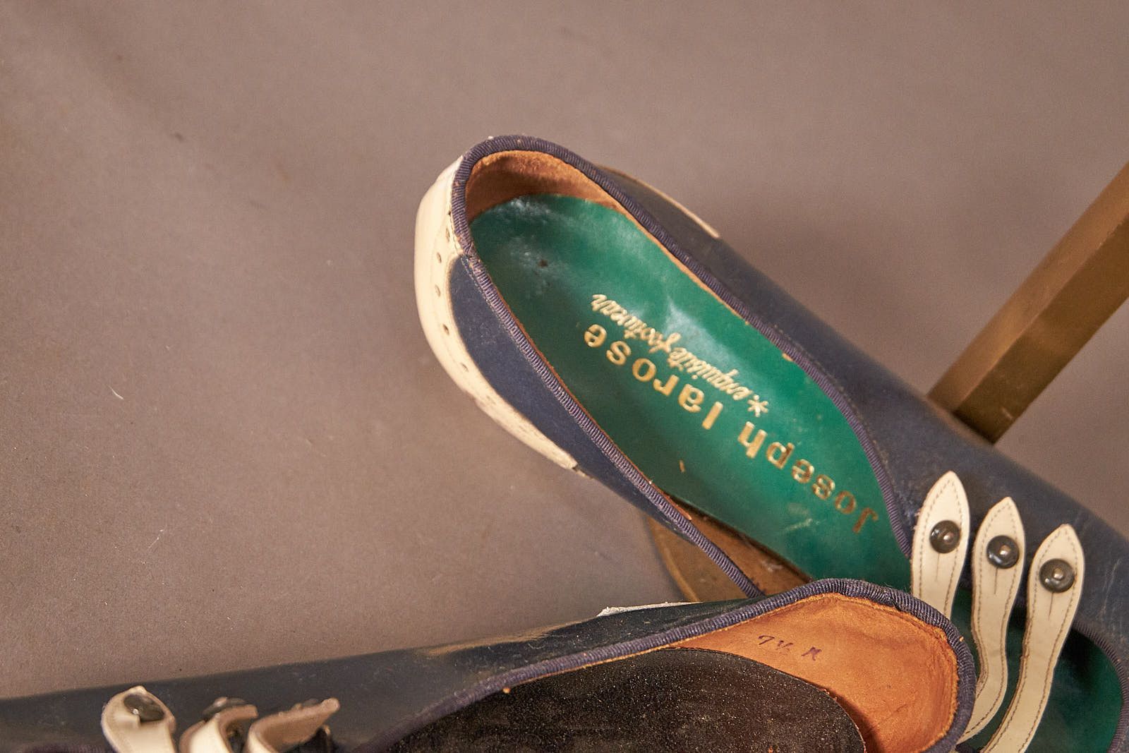 Vintage 1960s Navy and White Oxford Wingtip Saddle Shoes Heels Size US 10 / IT 40 - 9 Thumbnail