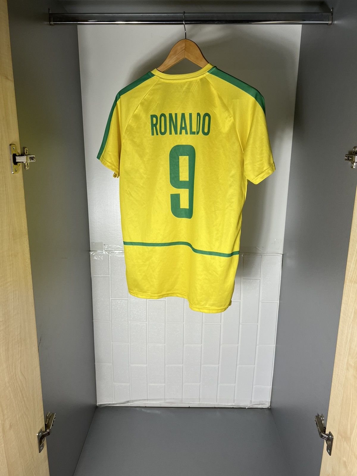 Vintage VERY RARE BRAZIL RETRO SOCCER JERSEY RONALDO BLOKE Y2K 90s Size US M / EU 48-50 / 2 - 19 Thumbnail