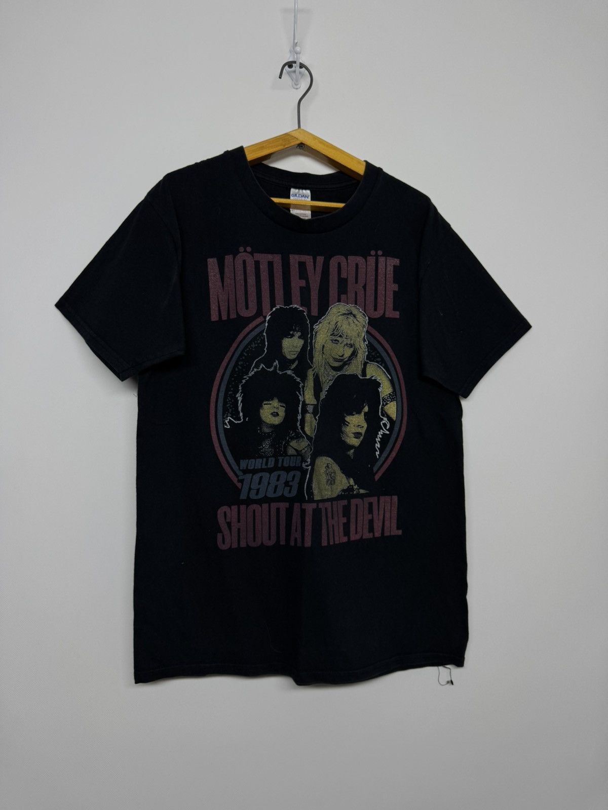 Gildan Vintage Motley Crue Shout At The Devil Rock Band T-Shirt Size US M / EU 48-50 / 2 - 4 Thumbnail
