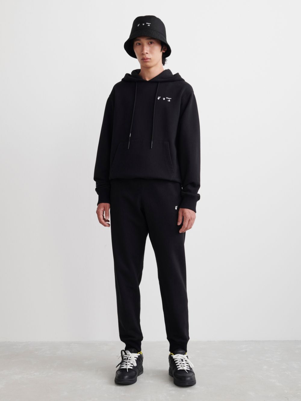 Off-White o1gr1nt1124 Ow Logo Slim Cuffed Sweatpant in Black Size US 28 / EU 44 - 6 Thumbnail