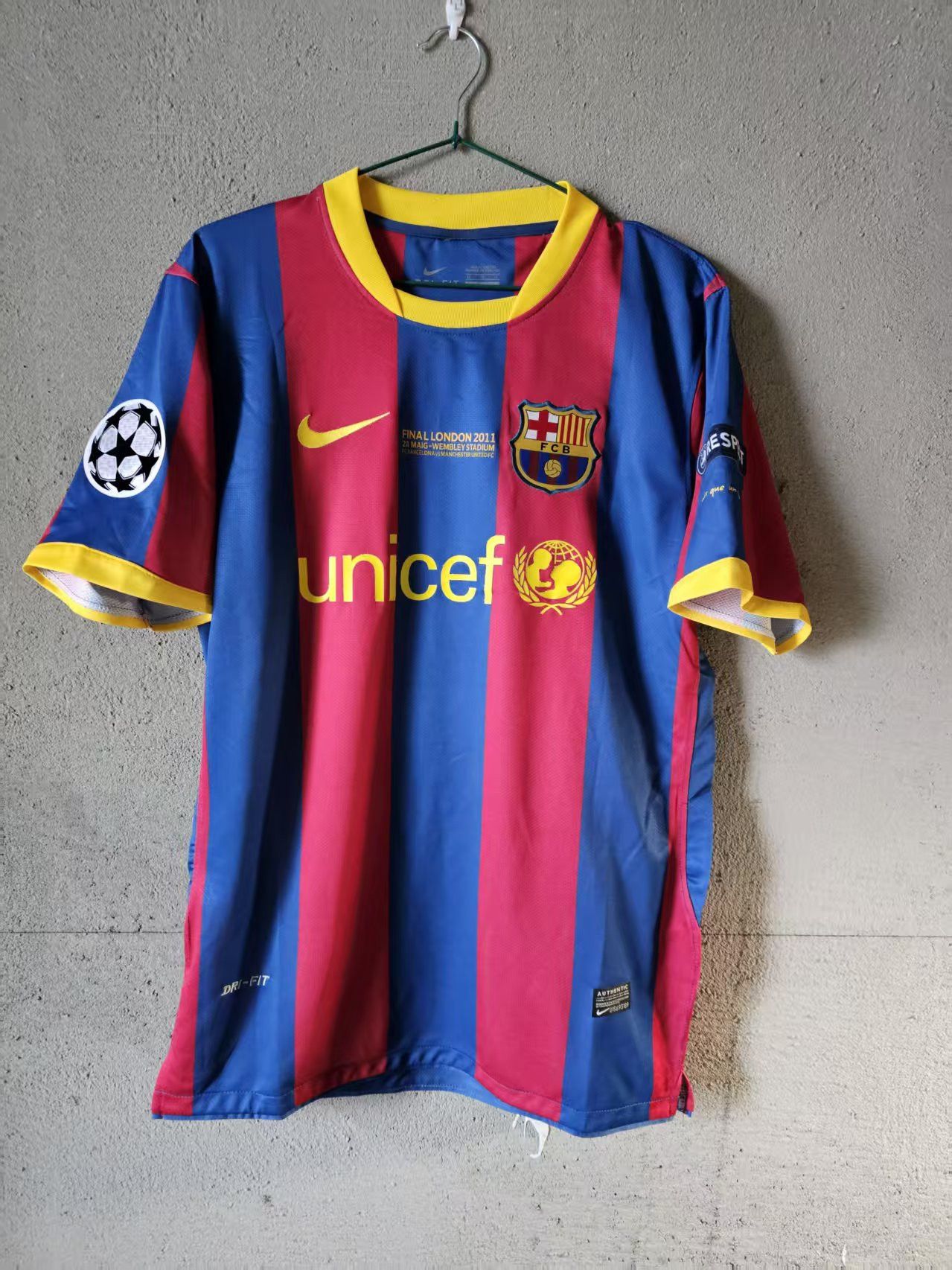 Other 2010 11 Barcelona 10 Messi Jersey Size US L / EU 52-54 / 3 - 2 Thumbnail