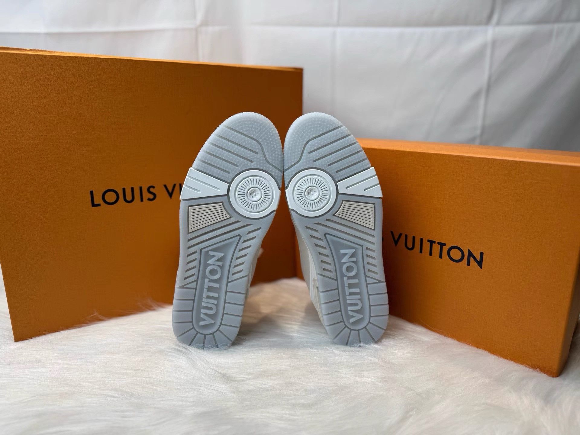 Louis Vuitton Louis Vuitton 2025 New White Cement Trainer Sneakers K36 Size US 9 / IT 39 - 4 Thumbnail