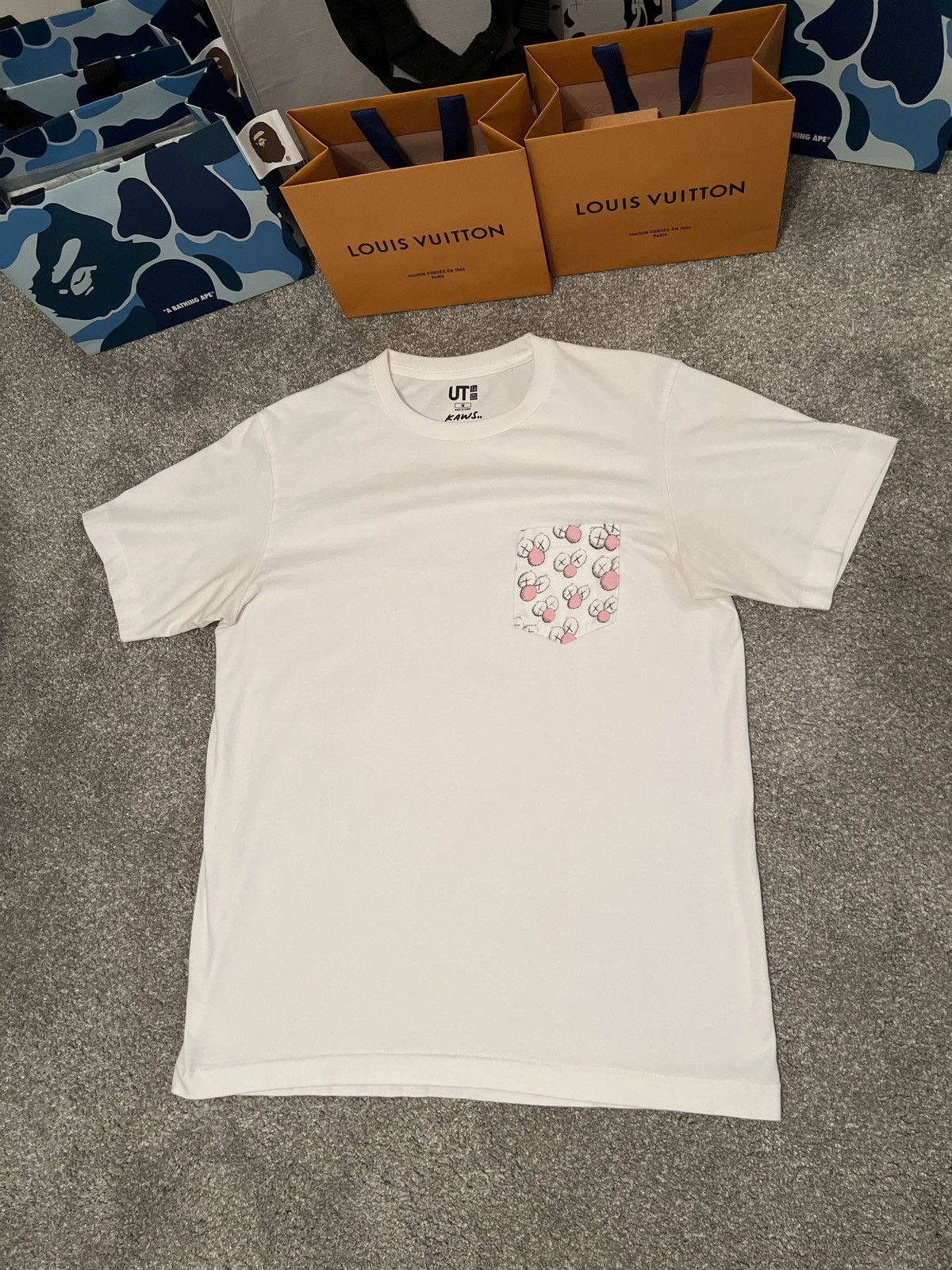 Kaws × Uniqlo Kaws Pocket Tee Size US M / EU 48-50 / 2 - 1 Thumbnail