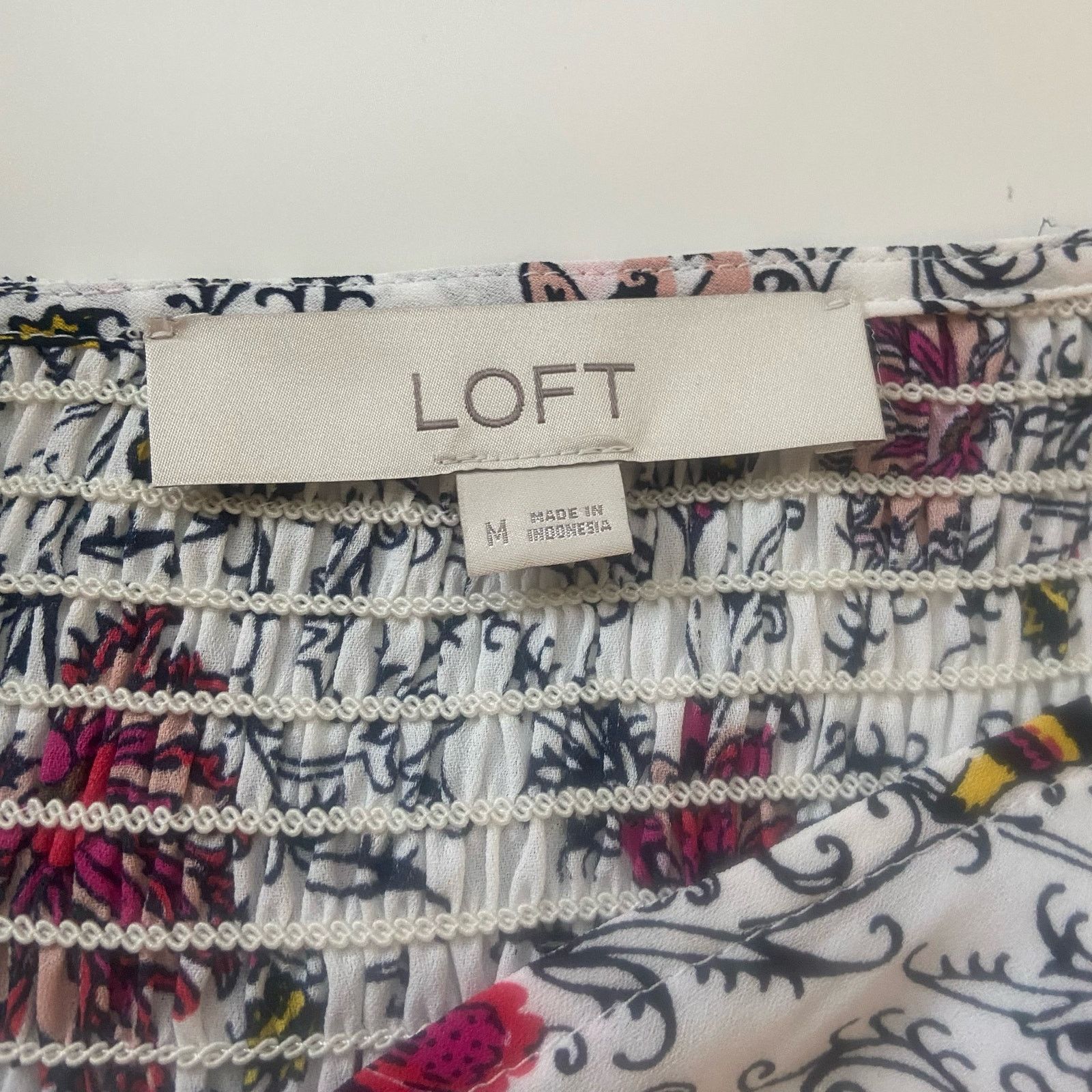 Ann Taylor LOFT Women’s Tapestry Smocked Ruffle Blouse Size Medium Size M / US 6-8 / IT 42-44 - 5 Thumbnail