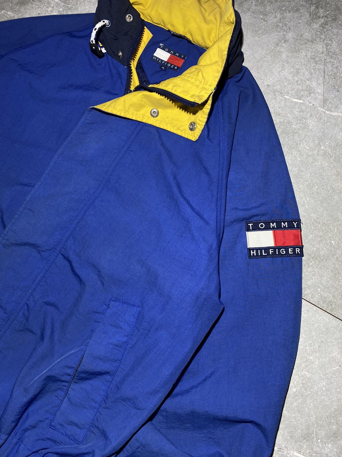 Tommy Hilfiger × Vintage Vintage Tommy Hilfiger Windbreaker Jacket Size US M / EU 48-50 / 2 - 3 Thumbnail