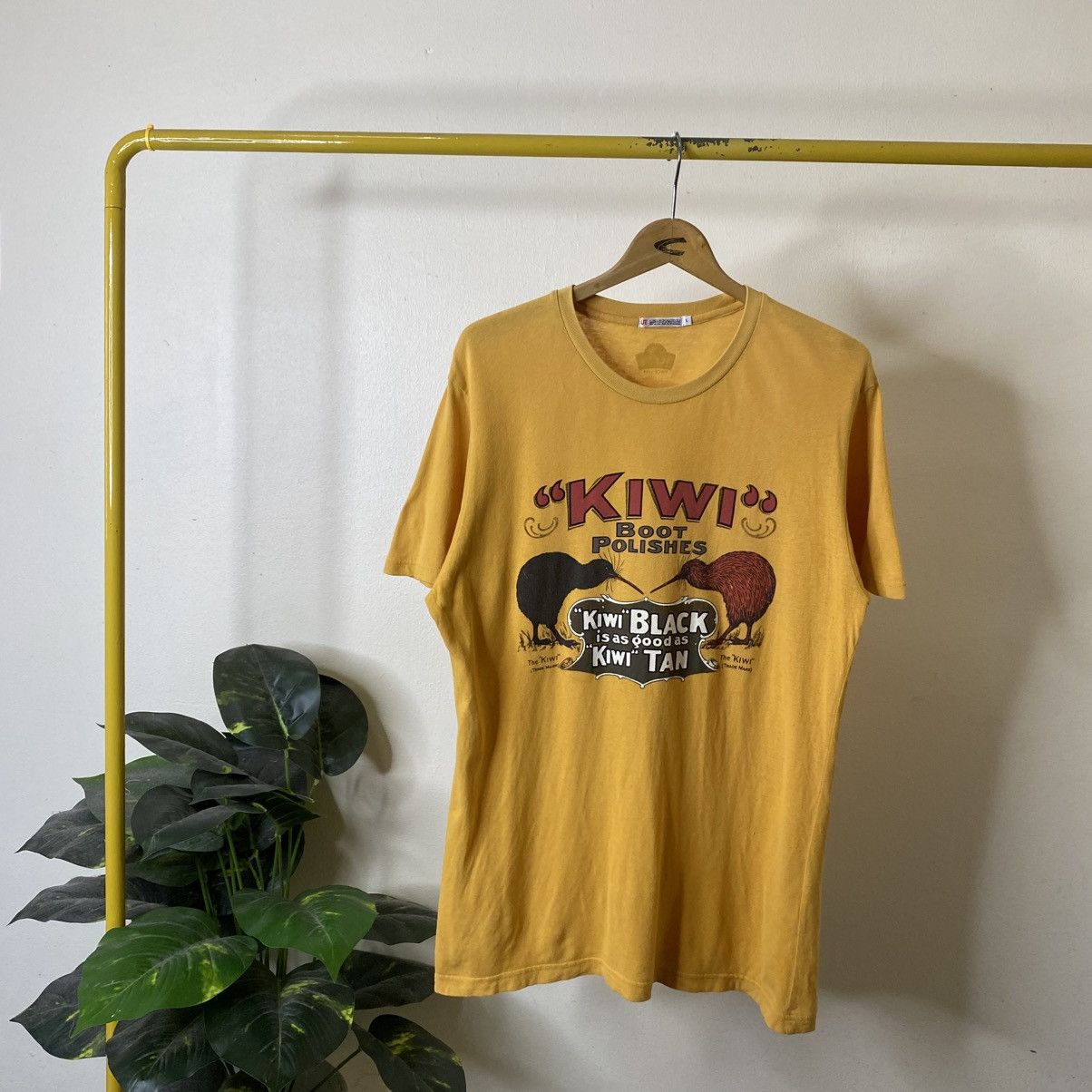 Vintage Vintage Uniqlo UT x KIWI Boot Polishes Collaboration Promo T Size US L / EU 52-54 / 3 - 1 Thumbnail