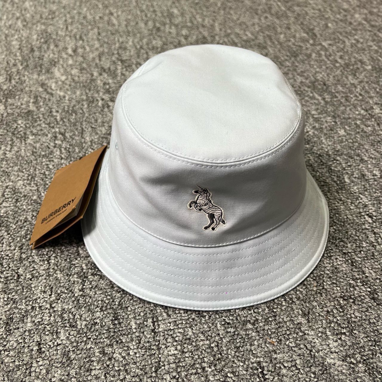 Burberry Burberry White Unicorn Bucket Hat L Size ONE SIZE - 1 Thumbnail