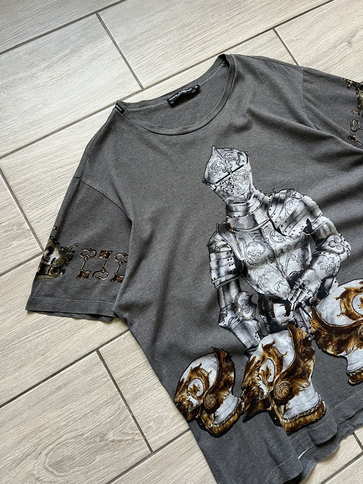 Dolce & Gabbana Dolce & Gabbana Grey Knight Print Logo Tee Size L Luxury Size US L / EU 52-54 / 3 - 3 Thumbnail