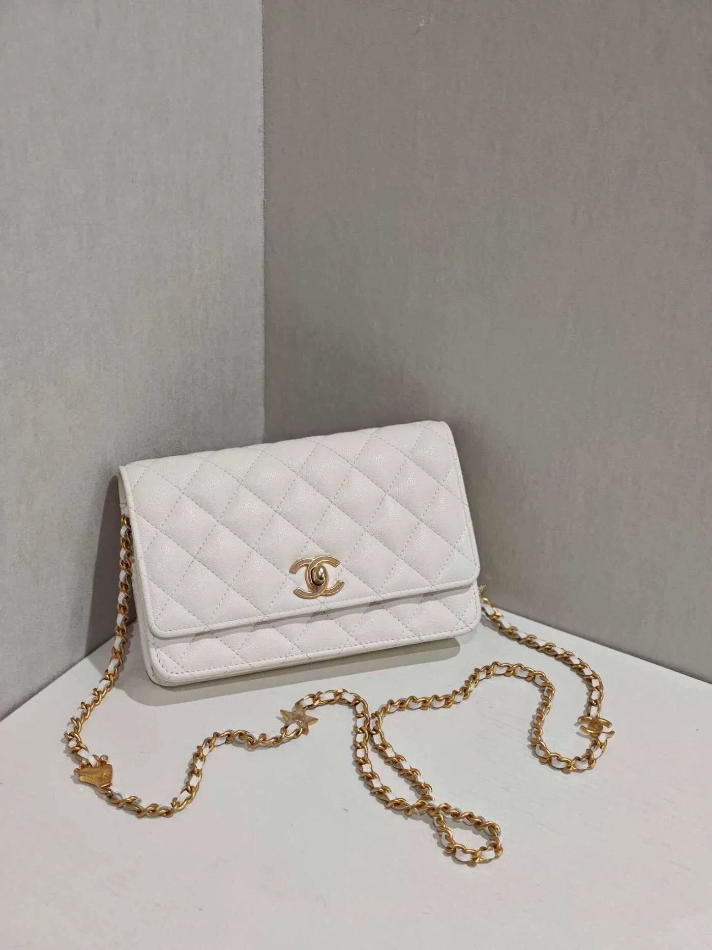 Chanel Pre-loved Bag Very good condition Size ONE SIZE - 1 Thumbnail