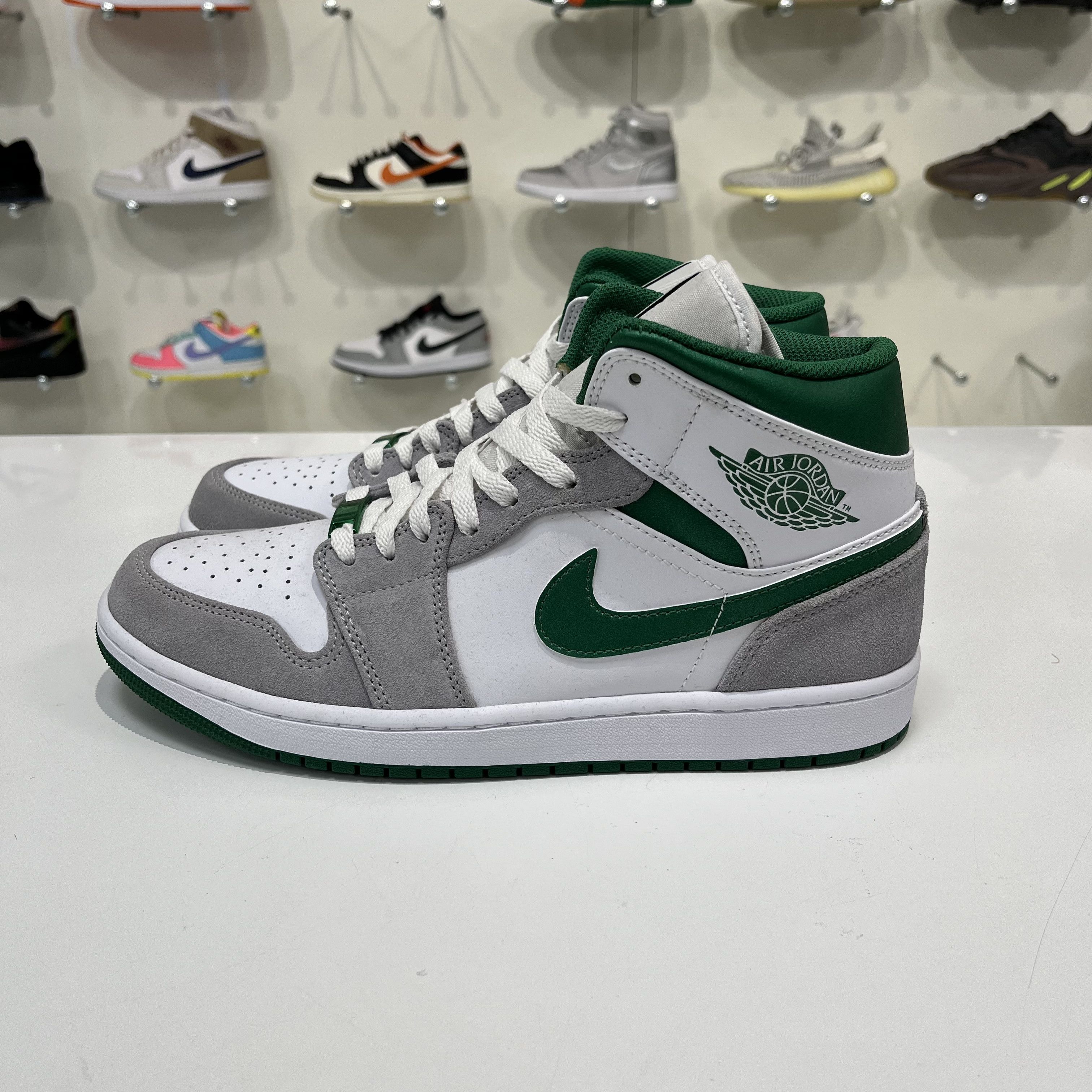 Nike Air Jordan 1 Mid SE Grey Green Size US 9.5 / EU 42-43 - 2 Thumbnail