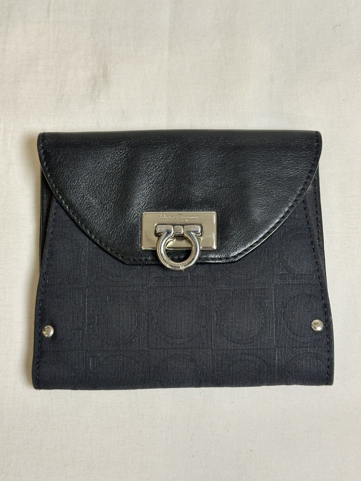 Salvatore Ferragamo vintage Salvatore Ferragamo Gancini black bifold wallet. Size ONE SIZE - 1 Thumbnail