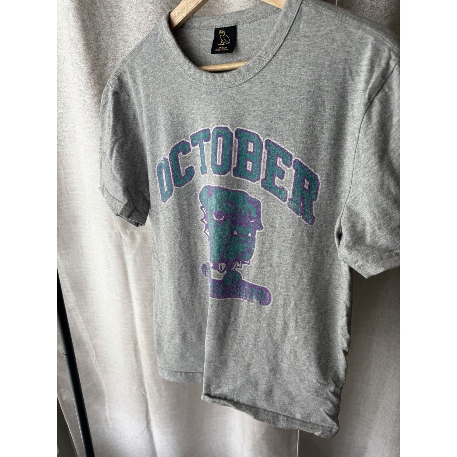 October's Very Own OVO October’s Very Own Bulldog Varsity Tee | Heather Grey M Size US M / EU 48-50 / 2 - 3 Thumbnail