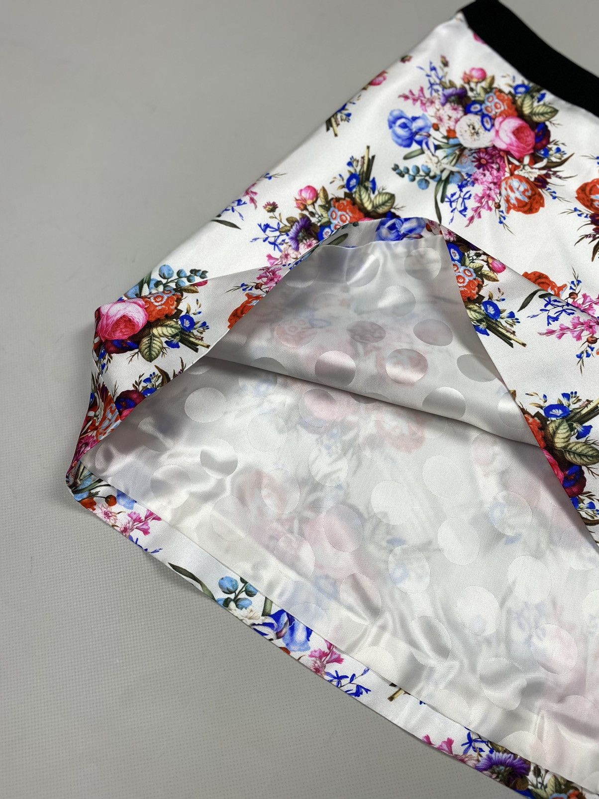 Emanuel Ungaro BNWT! Emanuel Ungaro ladies silk floral patterns skirt Size 28" / US 6 / IT 42 - 9 Thumbnail
