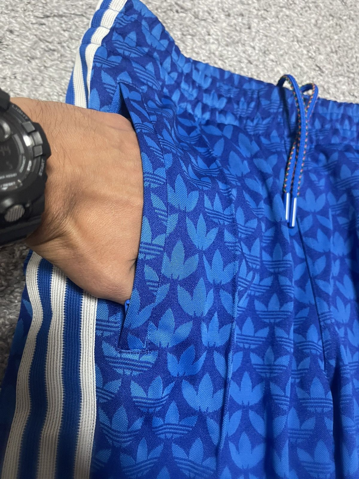 Adidas ADIDAS ORIGINALS ADICOLOR 70'S MONOGRAM TRACKPANTS SIZE M Size US 32 / EU 48 - 9 Thumbnail