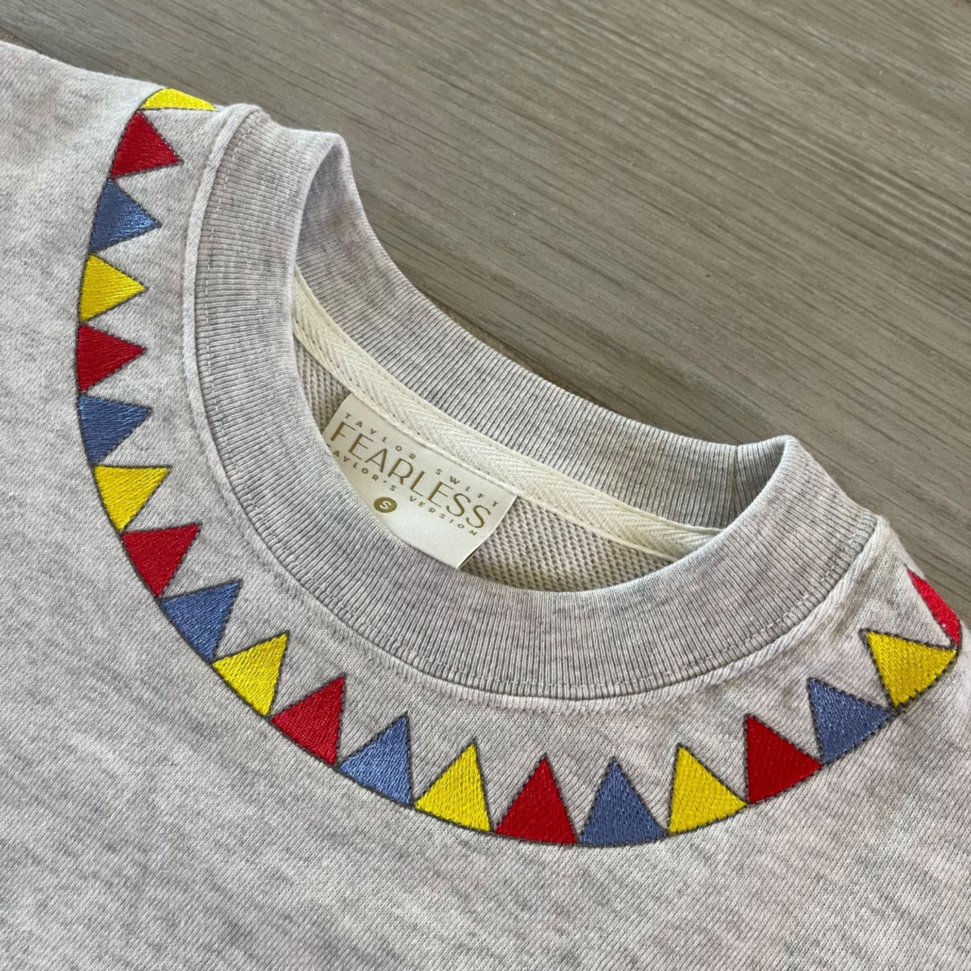 Band Tees NEW TAYLOR SWIFT JUNIOR JEWELS CREWNECK SWEATSHIRT MEDIUM Size M / US 6-8 / IT 42-44 - 3 Thumbnail
