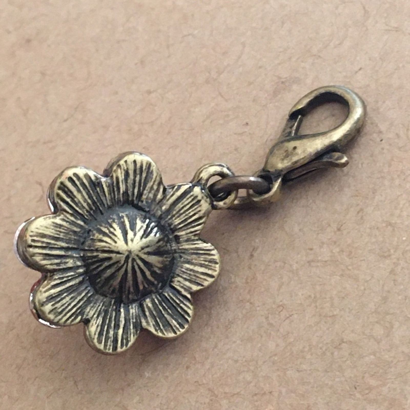 Jewelry Brass tone setting cabochon flower charm Size ONE SIZE - 2 Thumbnail