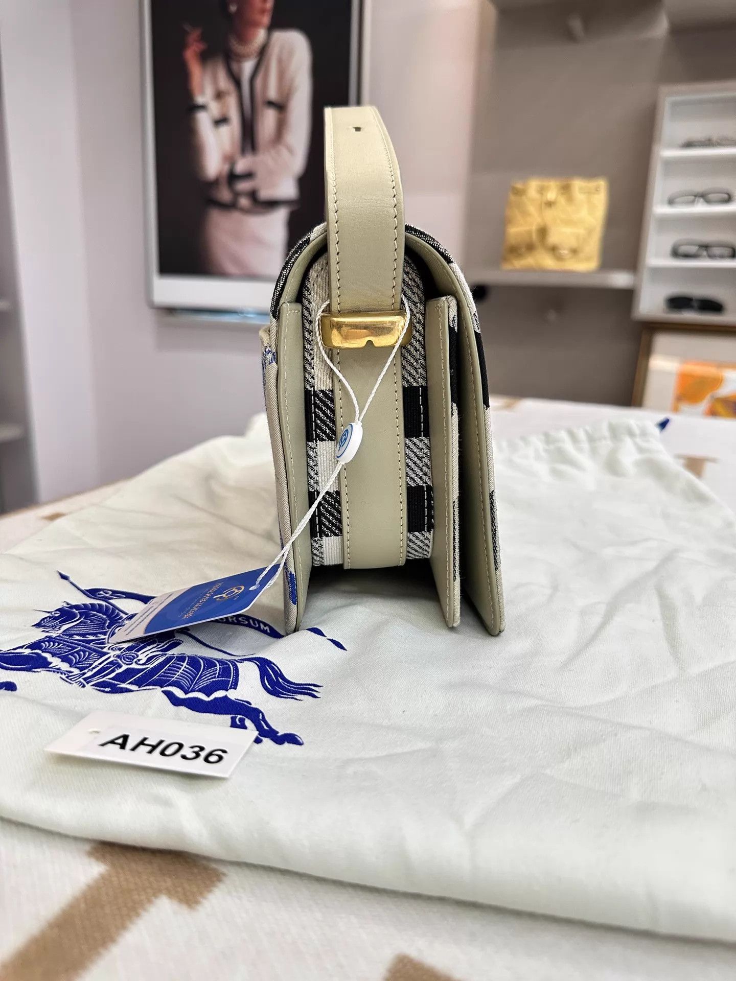 Burberry Burberry Check Snip Crossbody/Shoulder Bag AH036 WTS 23x7x17 Size ONE SIZE - 3 Thumbnail