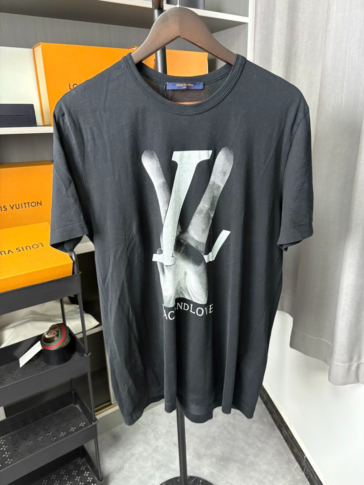 Louis Vuitton Louis Vuitton Black T-Shirt M Men Size US M / EU 48-50 / 2 - 1 Thumbnail