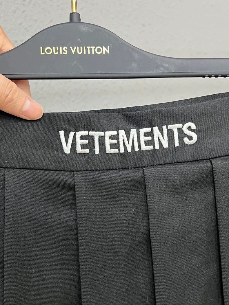 Vetements Vetements Black Pleated Skirt with Side Stripe Logo Size S / US 4 / IT 40 - 3 Thumbnail