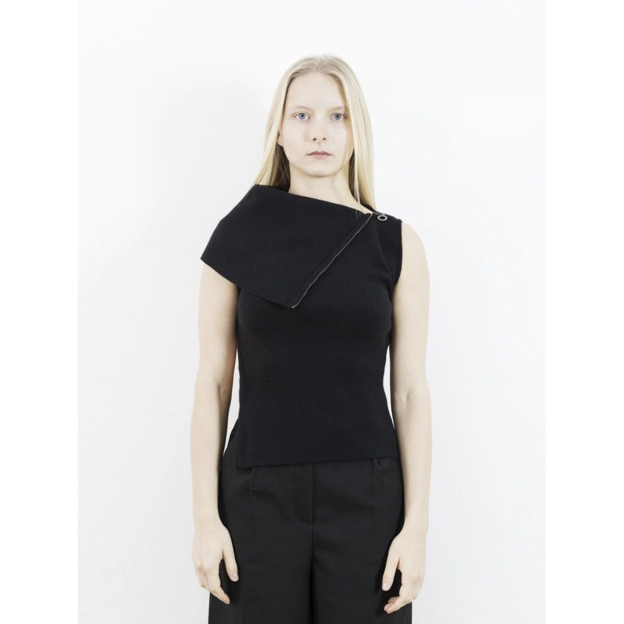 Chanel × Karl Lagerfeld Chanel sleeveless cashmere sweater zip details. Size XS / US 0-2 / IT 36-38 - 2 Thumbnail