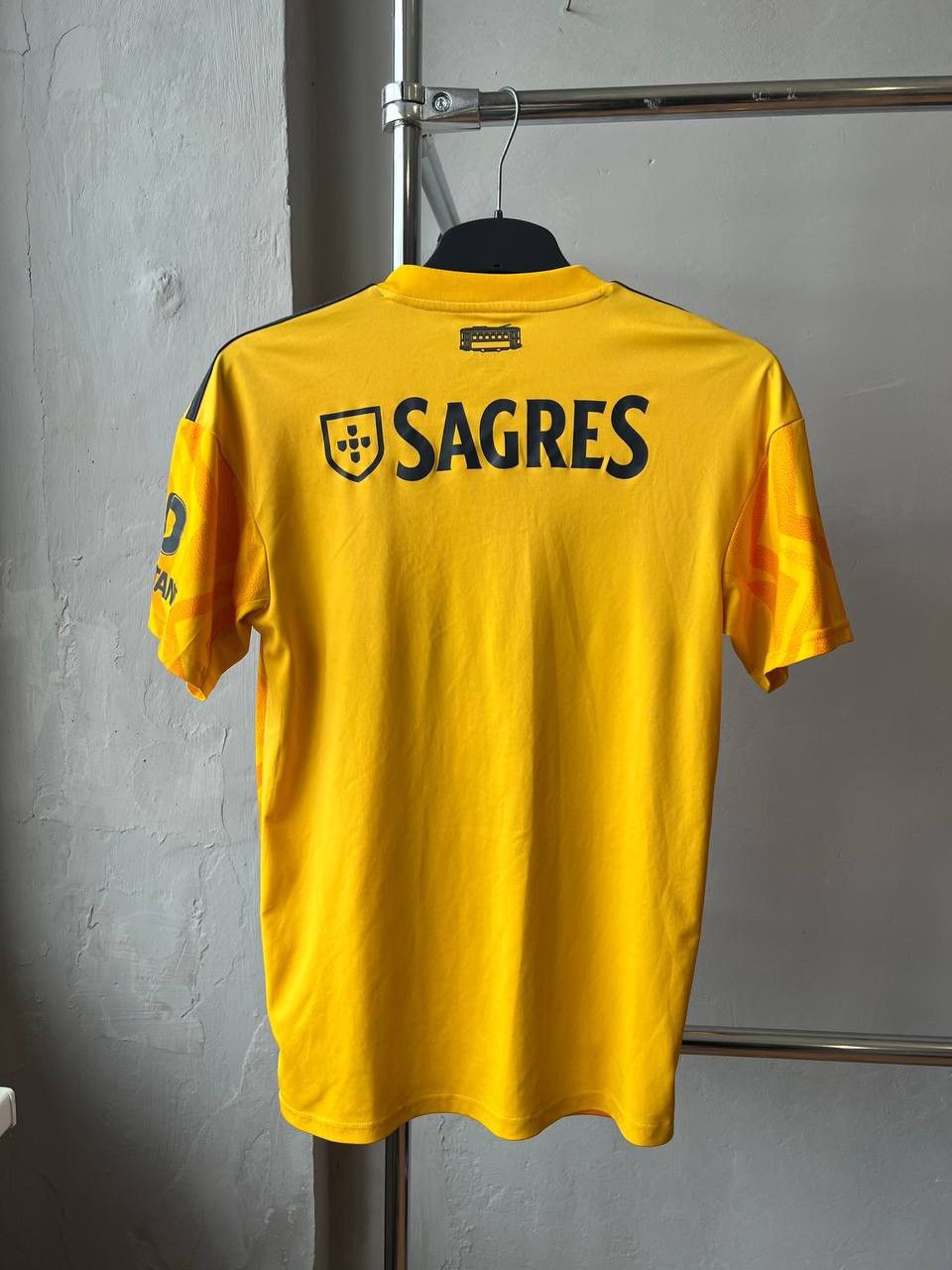 Adidas 2022/23 SLB BENFICA AWAY SOCCER JERSEY FOOTBALL SHIRT SIZE S Size US S / EU 44-46 / 1 - 18 Thumbnail