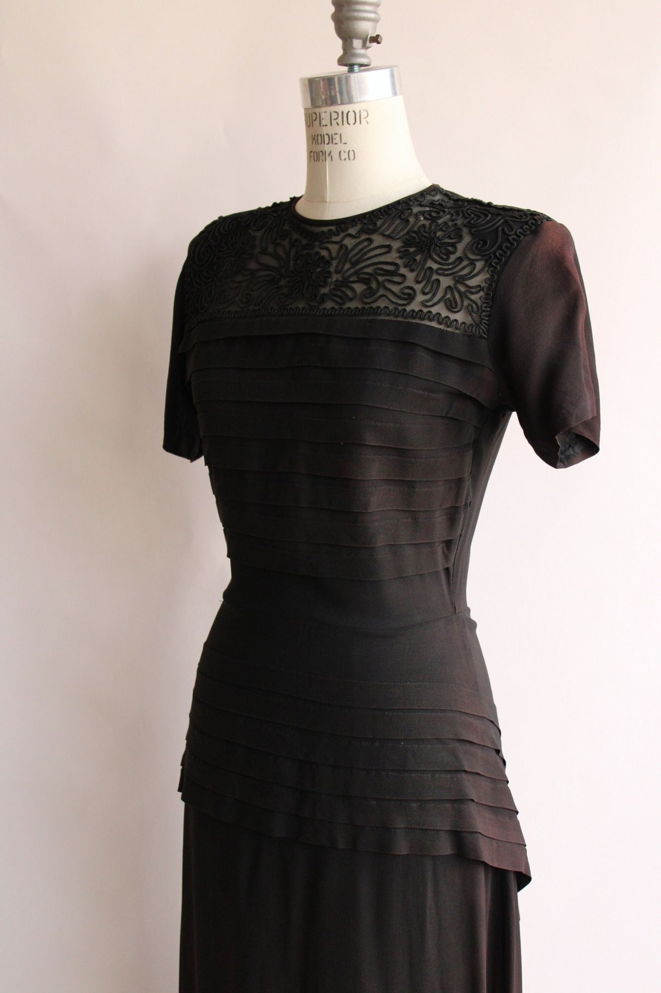 Vintage Vintage 1940s Dress, Black Rayon Dress With Soutache Trim, P Size M / US 6-8 / IT 42-44 - 5 Thumbnail