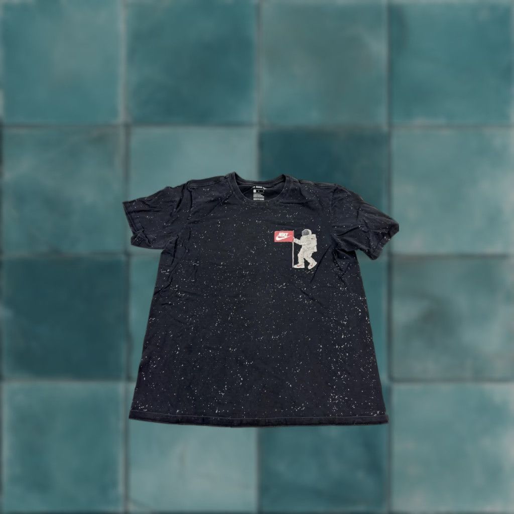 Nike Nike T-Shirt Men Medium Black Space Astronaut Swoosh Graphic Tee Vintage Style Size US M / EU 48-50 / 2 - 1 Thumbnail