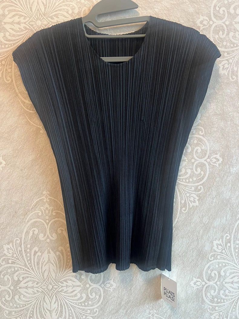 Issey Miyake size:3 Black pleated top with short sleeves
