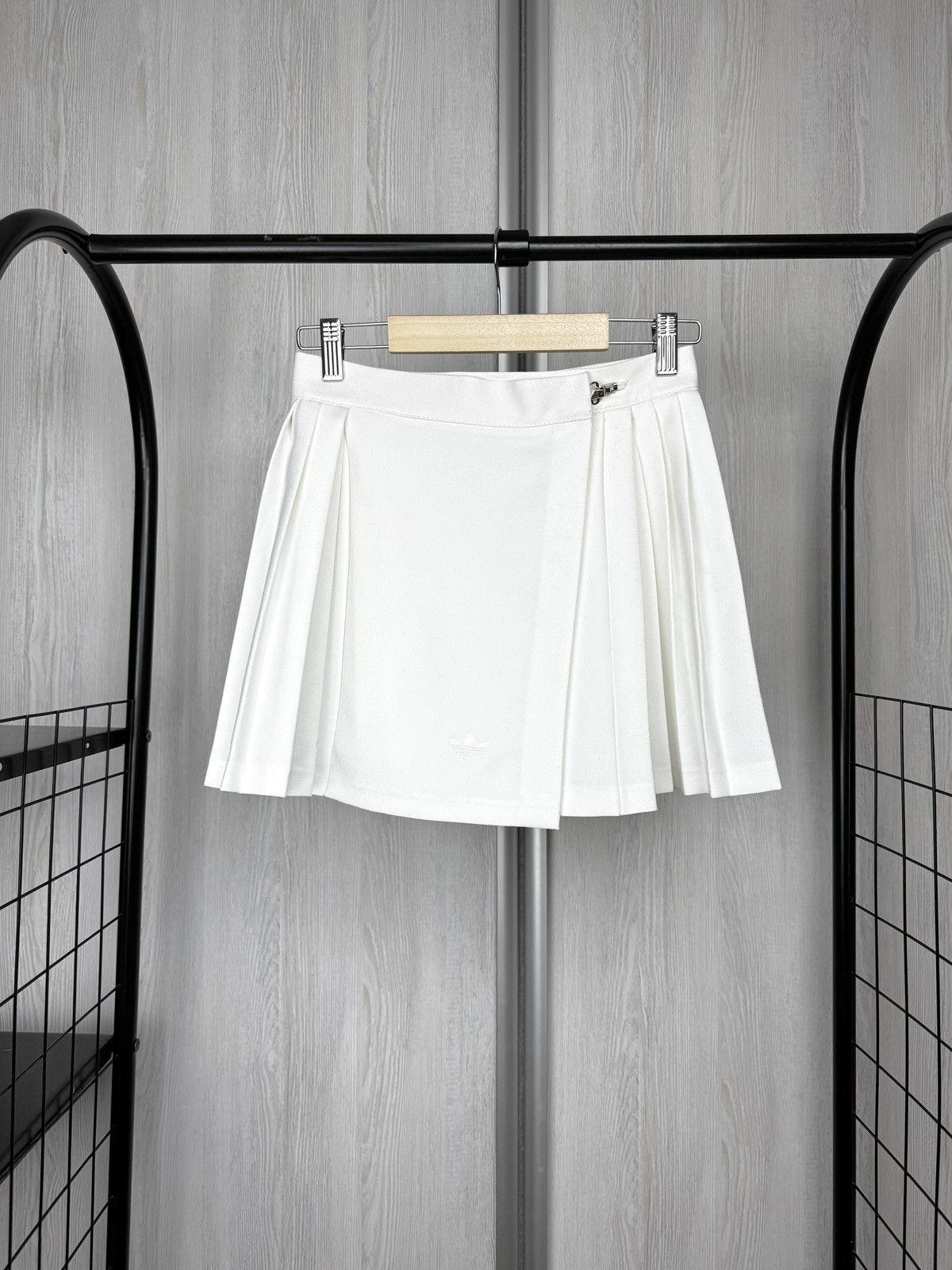 Adidas Adidas Vintage Pleated Retro Tennis Skirt Made In Yugoslavia Size 30" / US 8 / IT 44 - 1 Thumbnail
