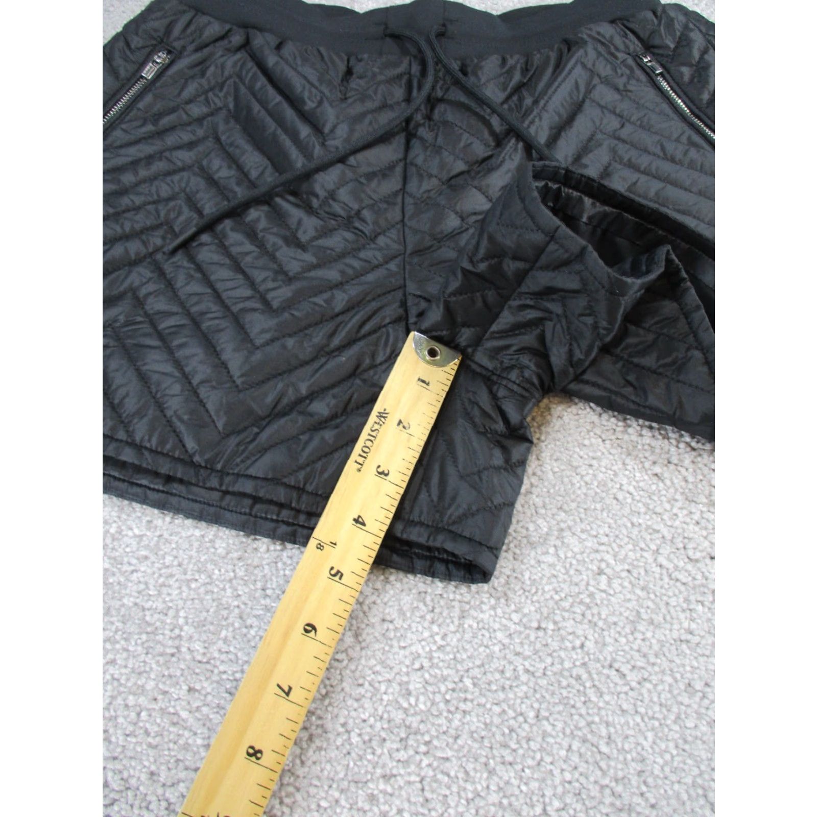 Athleta Athleta Womens 2 Black Quilted Insulated Apres Ski Shorts Sweat Skiing Activewear Casual Travel Size 26" / US 2 / IT 38 - 2 Thumbnail