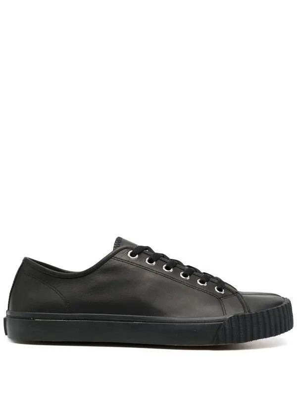 oc11z0725 Tabi Low-Top Sneakers in Black