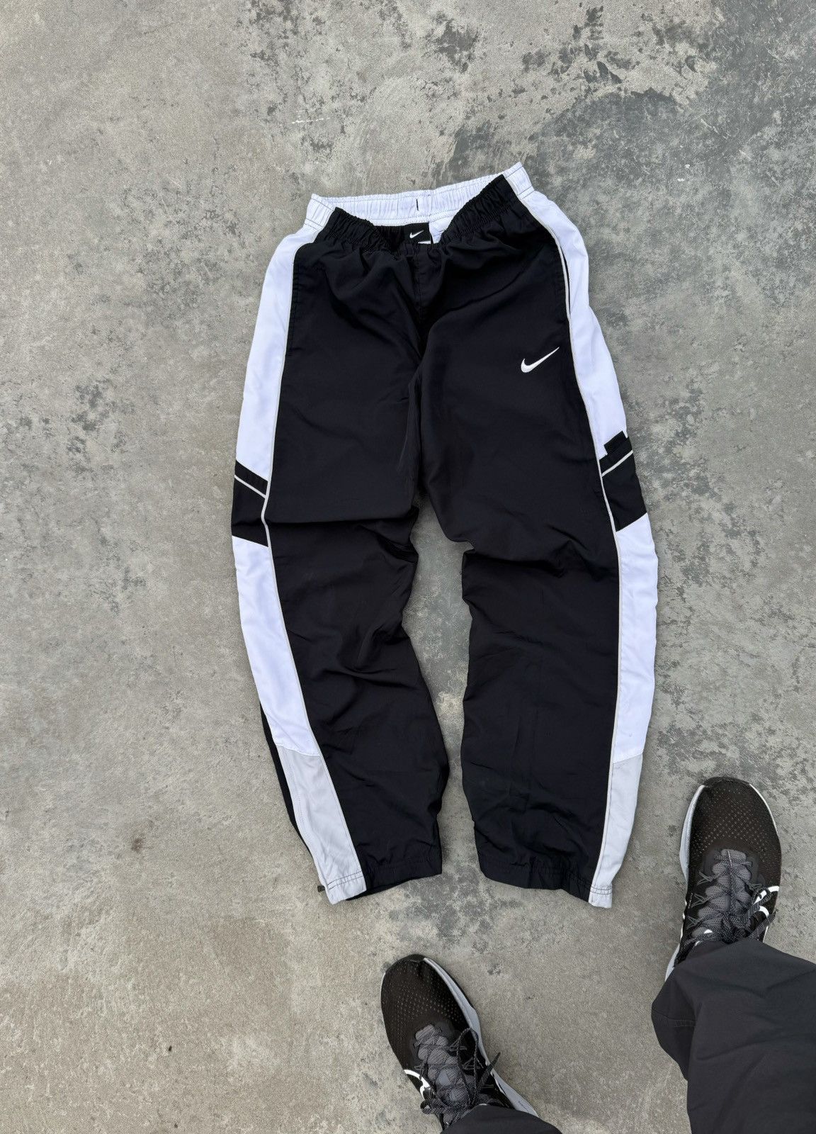 Vintage Vintage Nike Y2k Nylon Drill Baggy Pants Sk8 Joggers XS sz Size 26" / US 2 / IT 38 - 3 Thumbnail