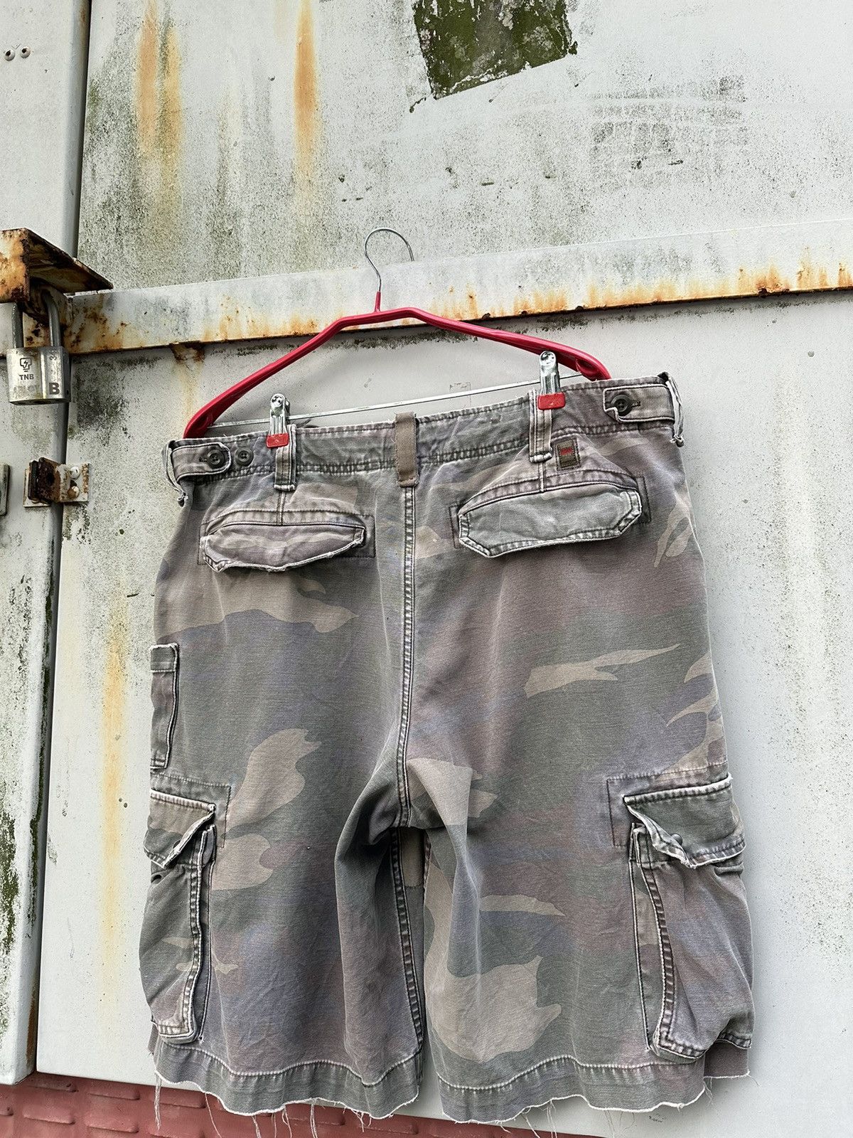 Vintage Vintage THRASHED Old Navy Camo Cargos Size US 35 - 7 Thumbnail