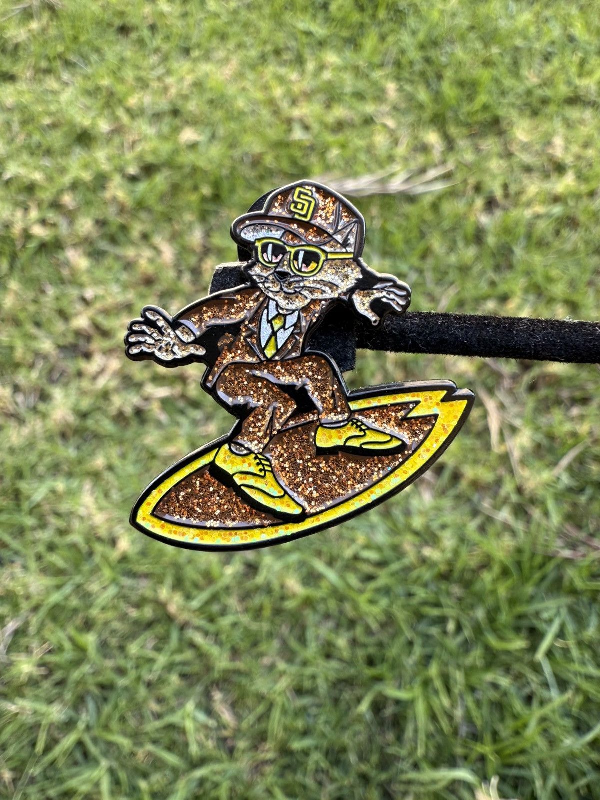Other San Diego cool cat hat pin brown and gold glitter version Size ONE SIZE - 1 Thumbnail