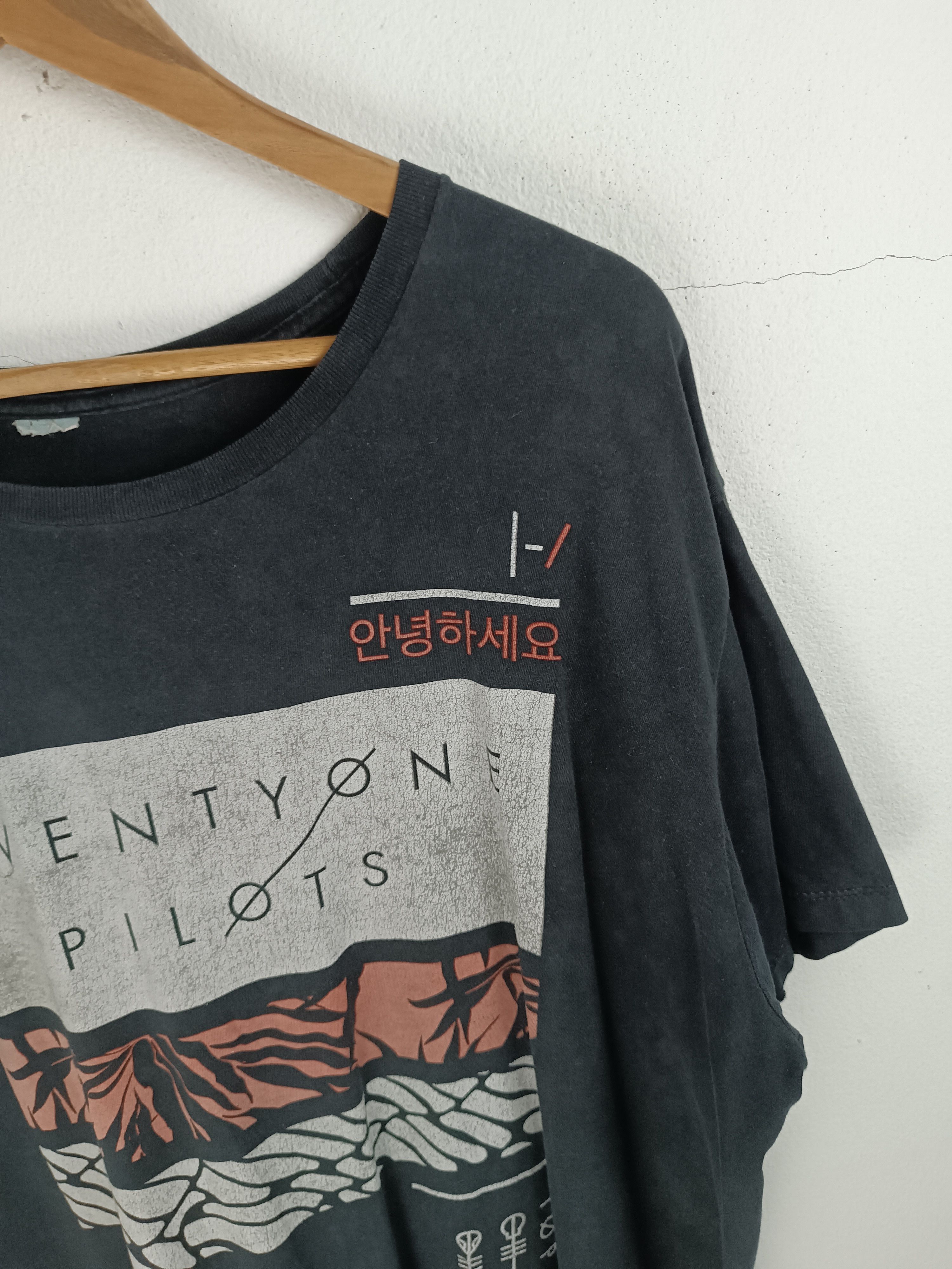 Band Tees THRASH FADED VINTAGE TWENTY ONE PILOT SOUTH KOREA TOUR TEE Size US XL / EU 56 / 4 - 8 Thumbnail