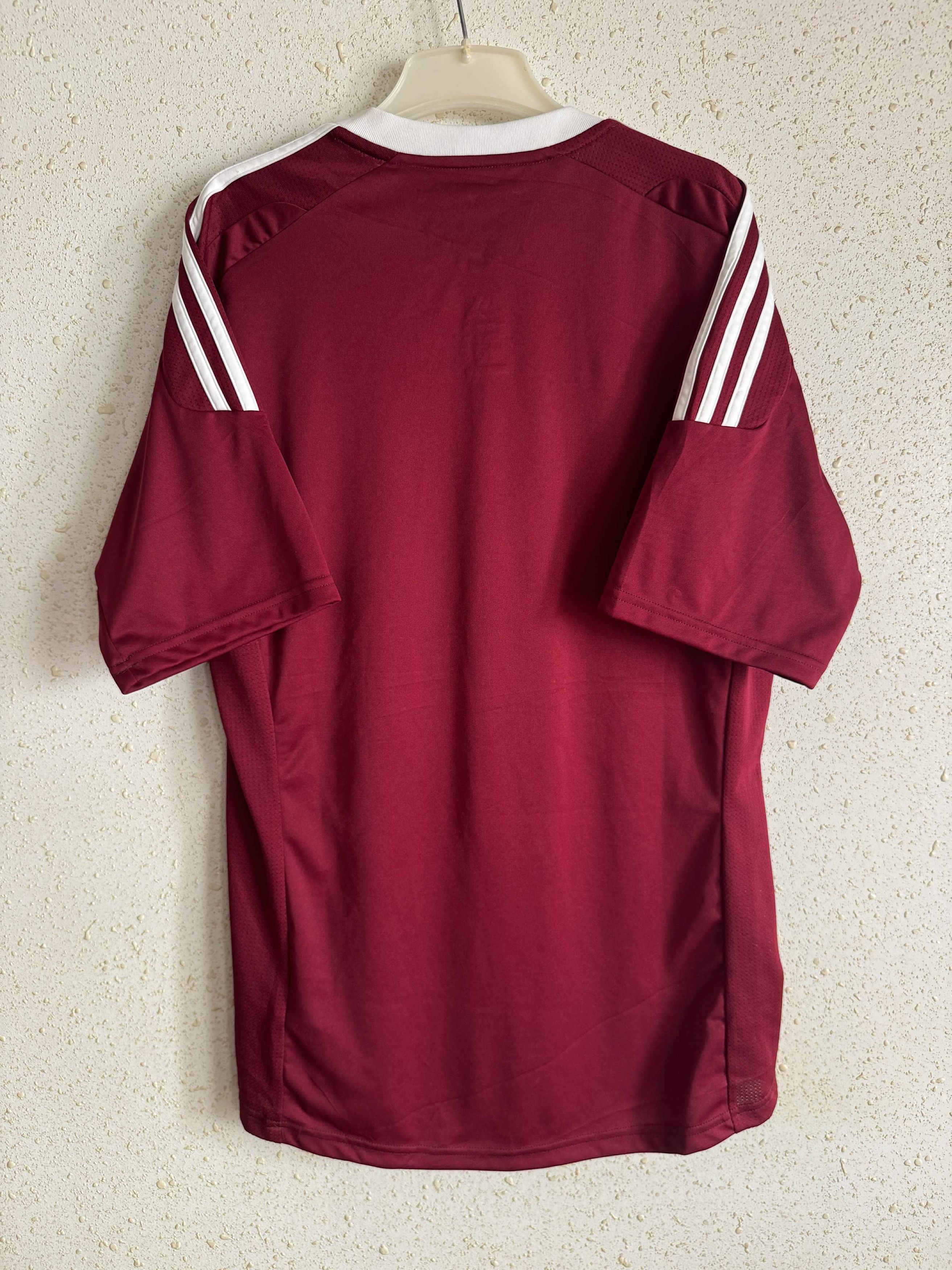 Vintage FC Nurnberg 2011/12 Home Shirt Signed All squad Size US S / EU 44-46 / 1 - 2 Thumbnail