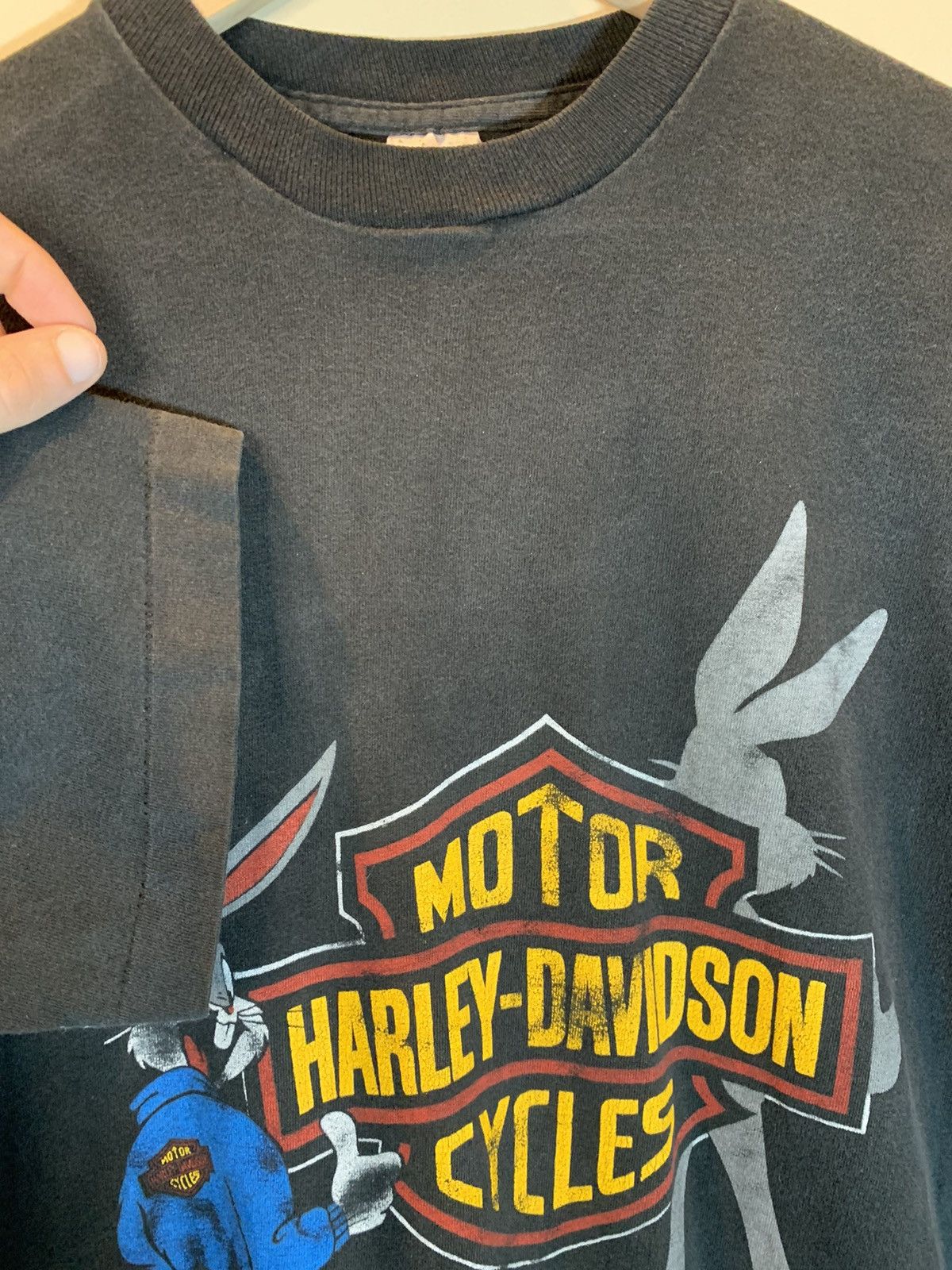 Harley Davidson × Vintage × Warner Bros *RARE* Vintage 80’s Harley Davidson Bugs Bunny Looney Shirt Size US L / EU 52-54 / 3 - 3 Thumbnail