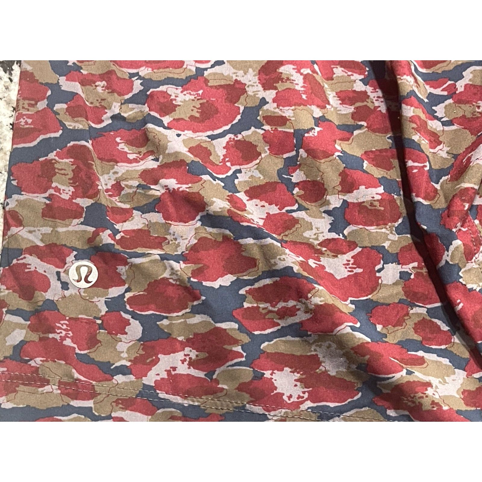 Lululemon VINTAGE Lululemon The Assert Shorts Mens M Red Black Urban Leopard 11'' Athletic Size US 31 - 6 Thumbnail