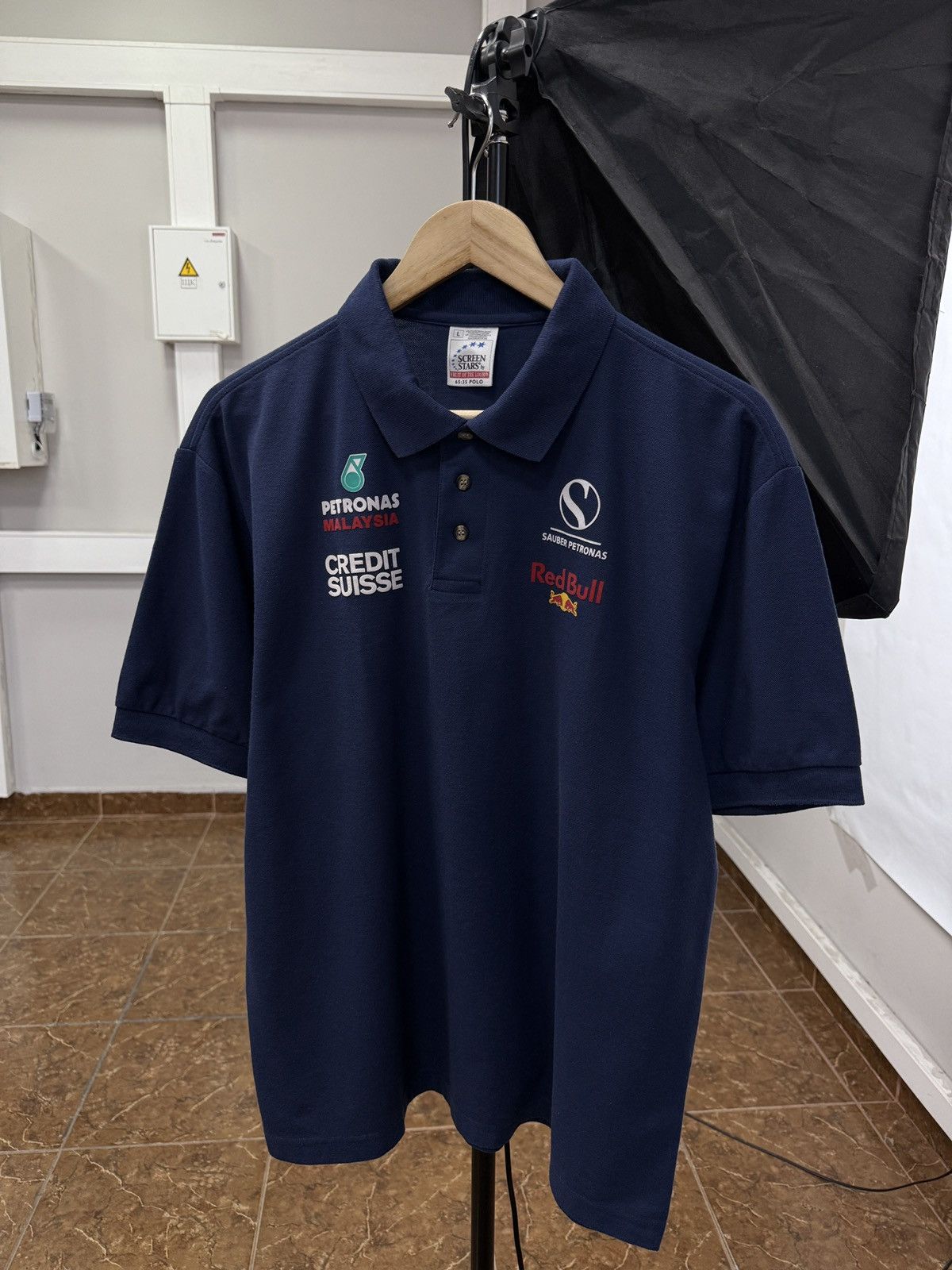 Formula 1 🇨🇭 Vintage 90s Sauber Petronas Red Bull Formula 1 Racing Polo Size US L / EU 52-54 / 3 - 1 Thumbnail