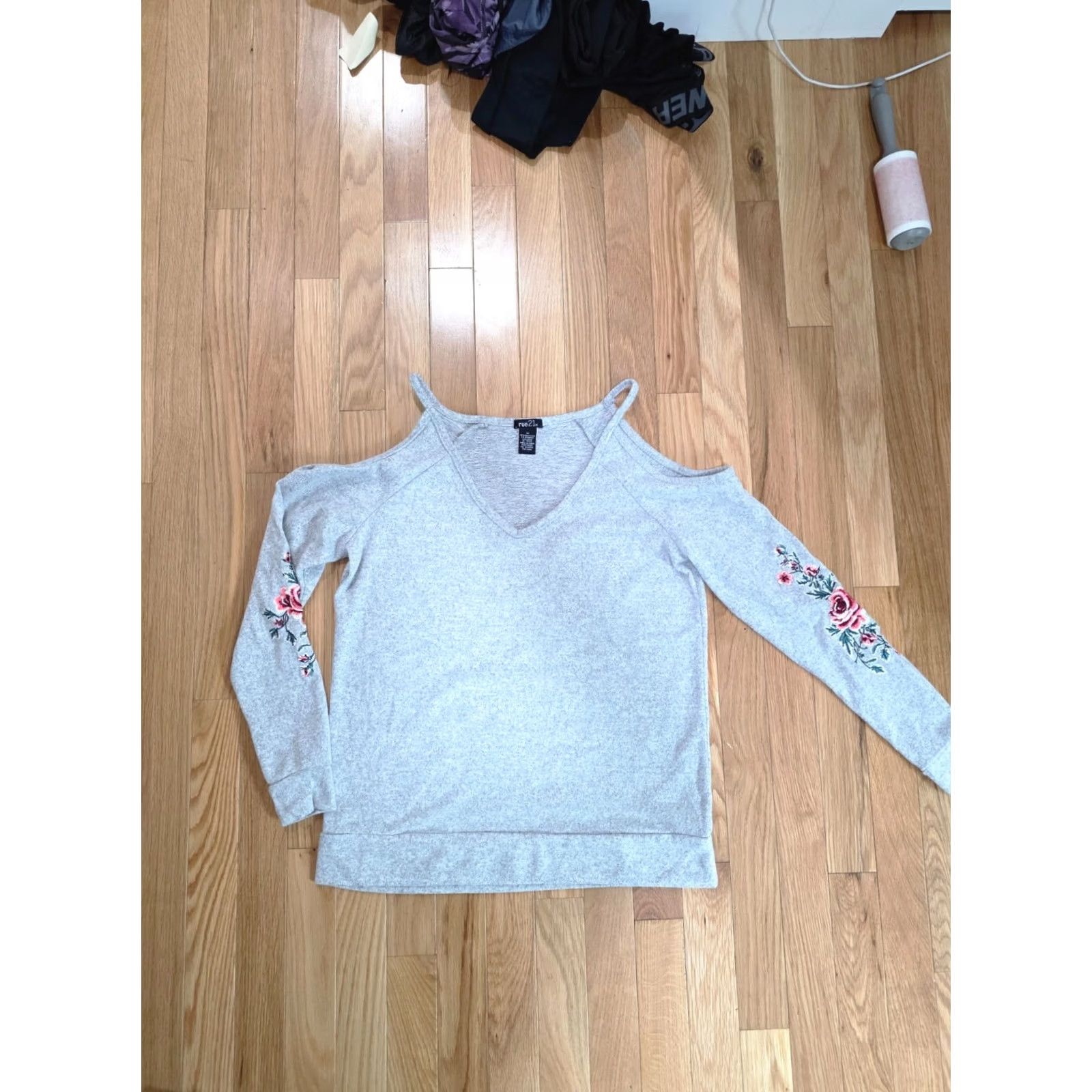 Vintage Rue21 Pullover Sweater Top Women's M Gray Flower Embroidered V-Neck Cold Shoulder Knit Polyester Sweater Ladies M Gray Floral 90s Size M / US 6-8 / IT 42-44 - 6 Thumbnail