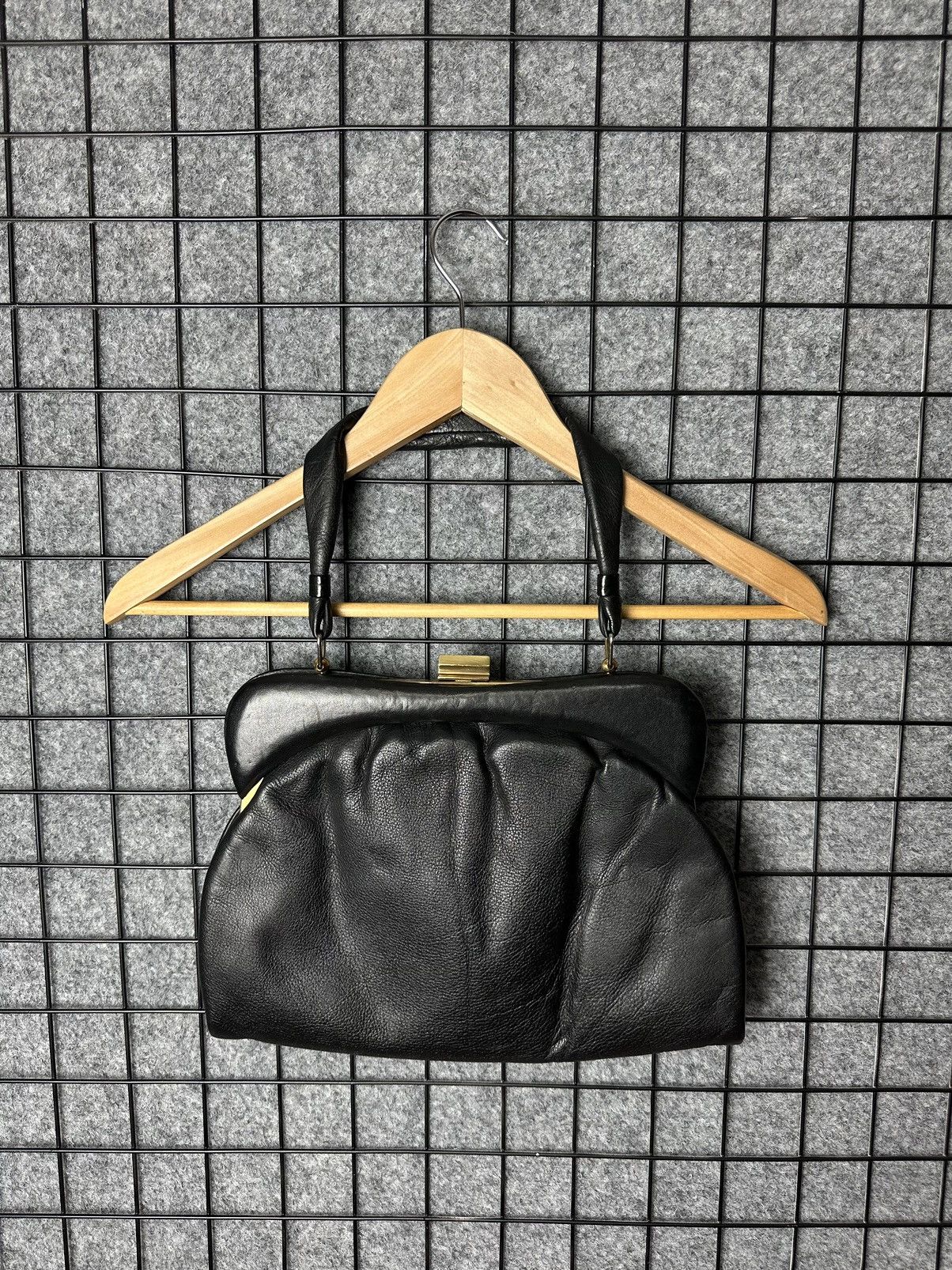 Genuine Leather Vintage 90s Y2K Genuine Leather Clasp Shoulder Bag Size OS Size ONE SIZE - 1 Thumbnail