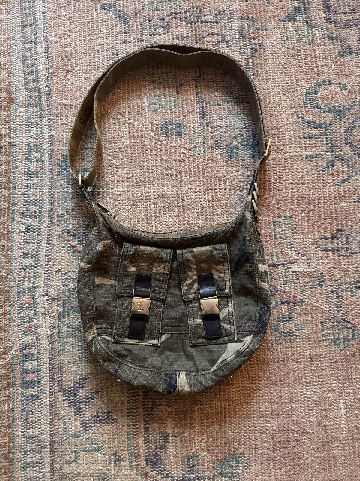Lambie cami gwen stefani x lesportsac camo crossbody bag