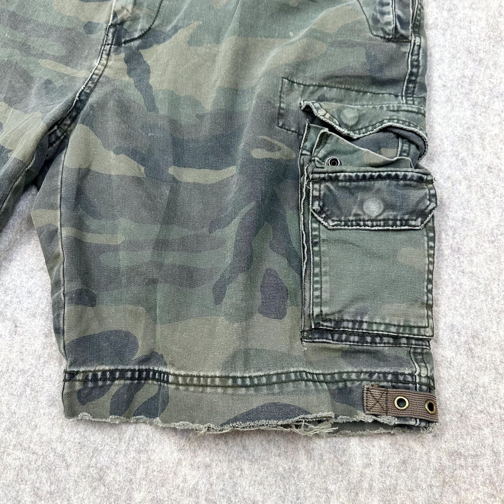 Nautica Vintage Nautica Camo Cargo Shorts Mens 38 Green Army Casual Pants Cargo Short Mens 38 Camouflage Canvas Distressed Pockets (Adult Mens) Size US 38 / EU 54 - 4 Thumbnail